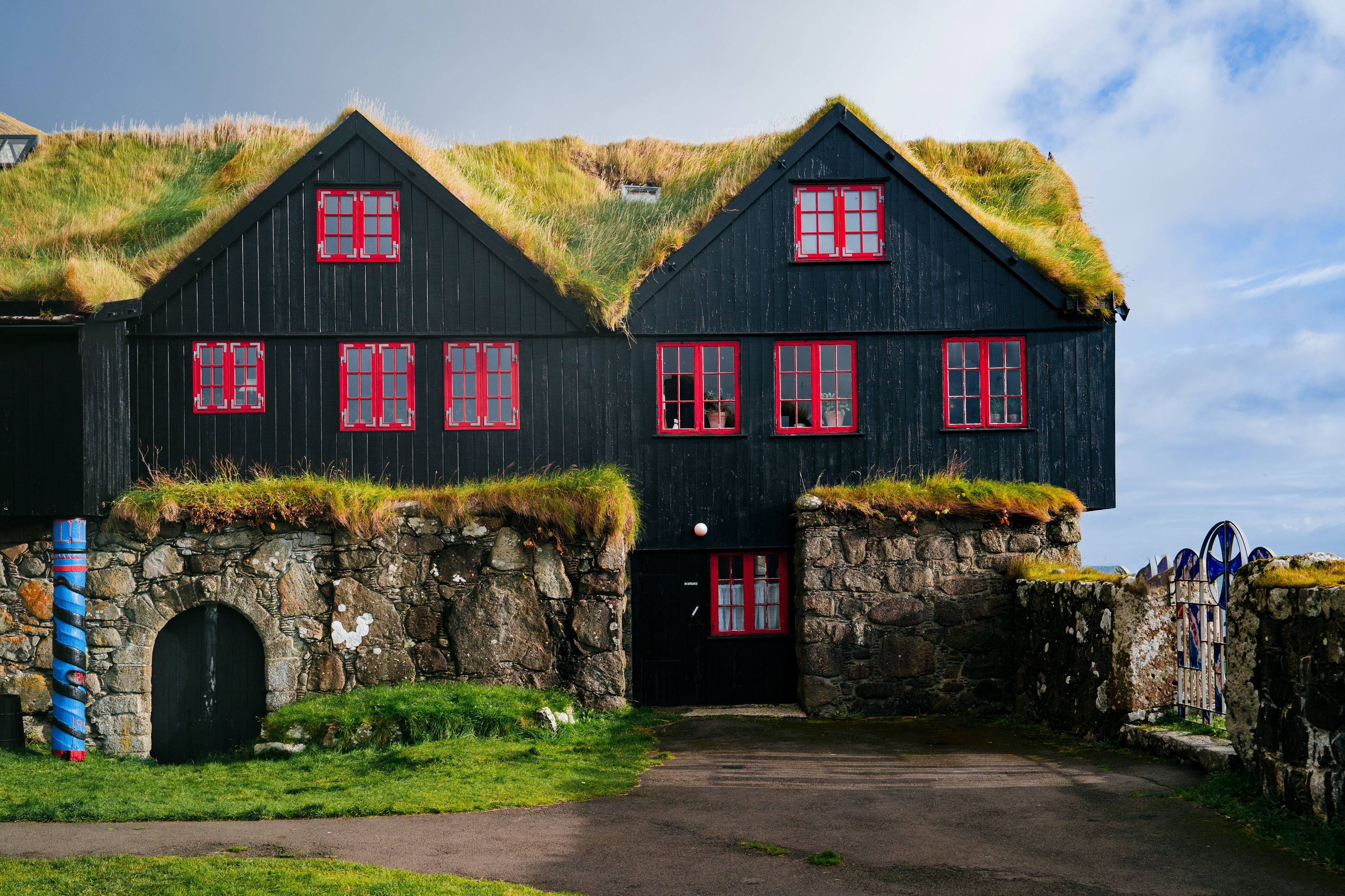 Historiske færøske boliger med karakteristisk græstag og stenfundament