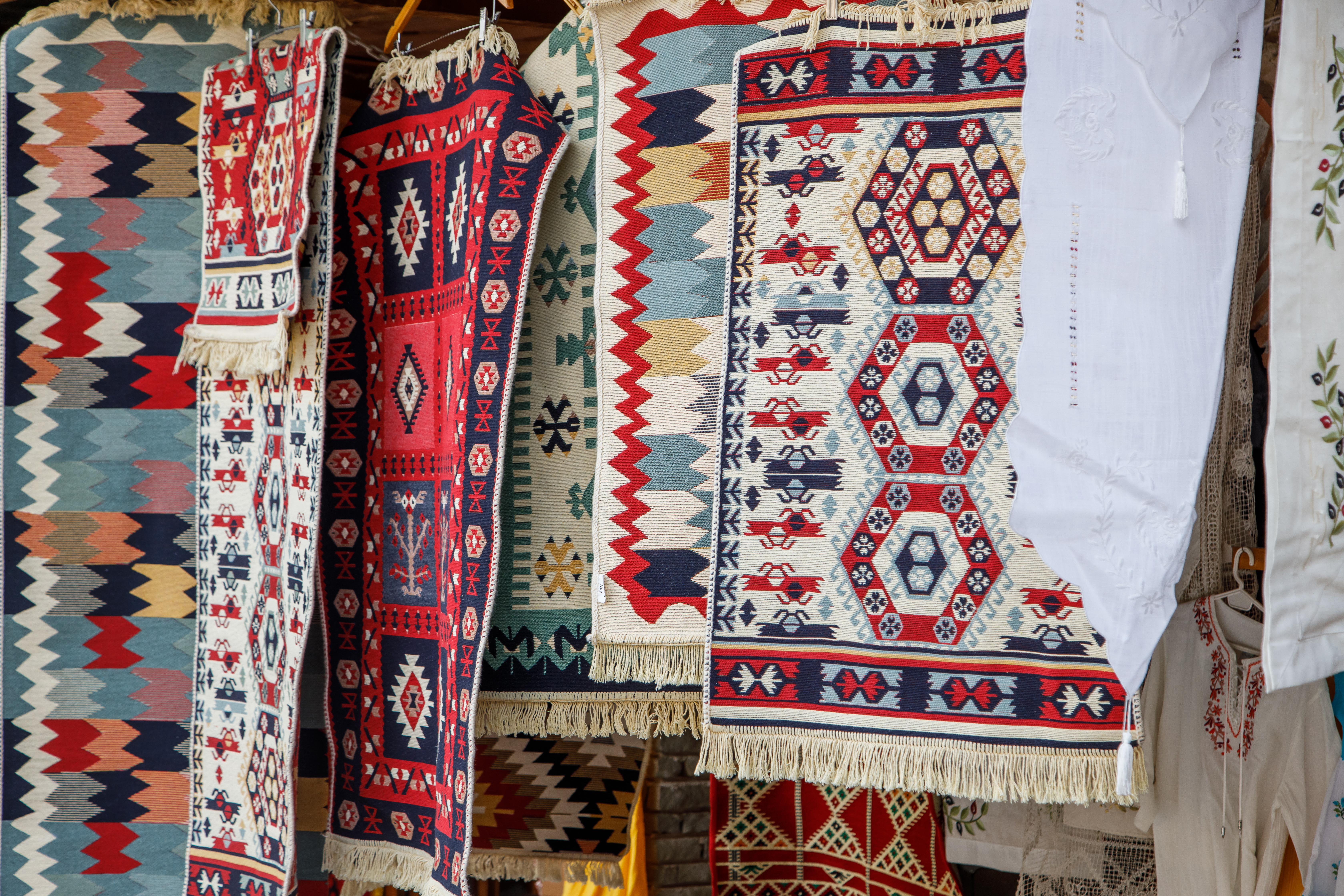 Traditionelle kilim tæpper udstillet på tyrkisk marked - oplev lokal kultur og autentisk håndværk