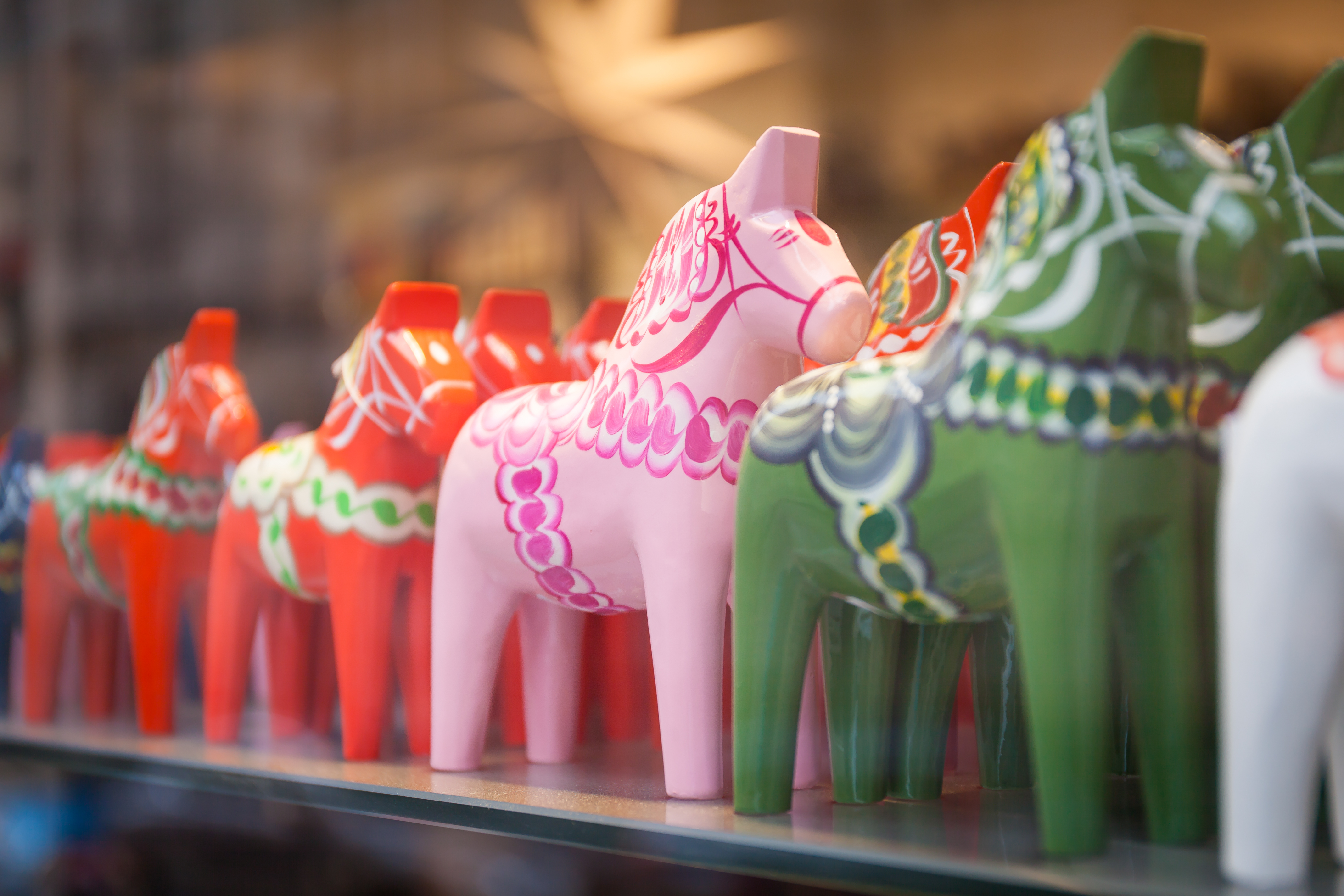 Traditionelle svenske træheste i pink og grøn fra Sverige rejse