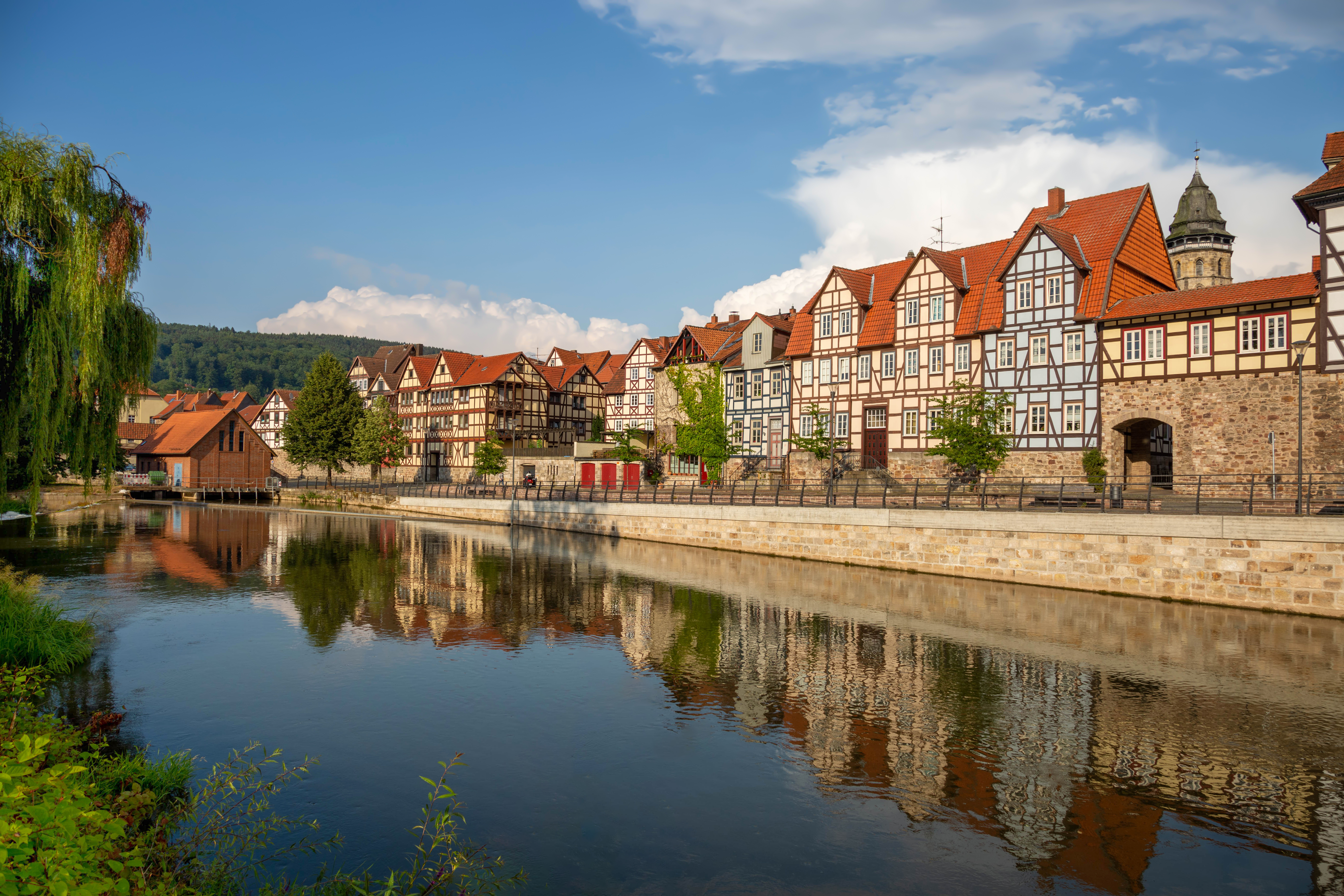 Traditionelle tyske huse langs flod i Niedersachsen perfekt til ferie og sightseeing