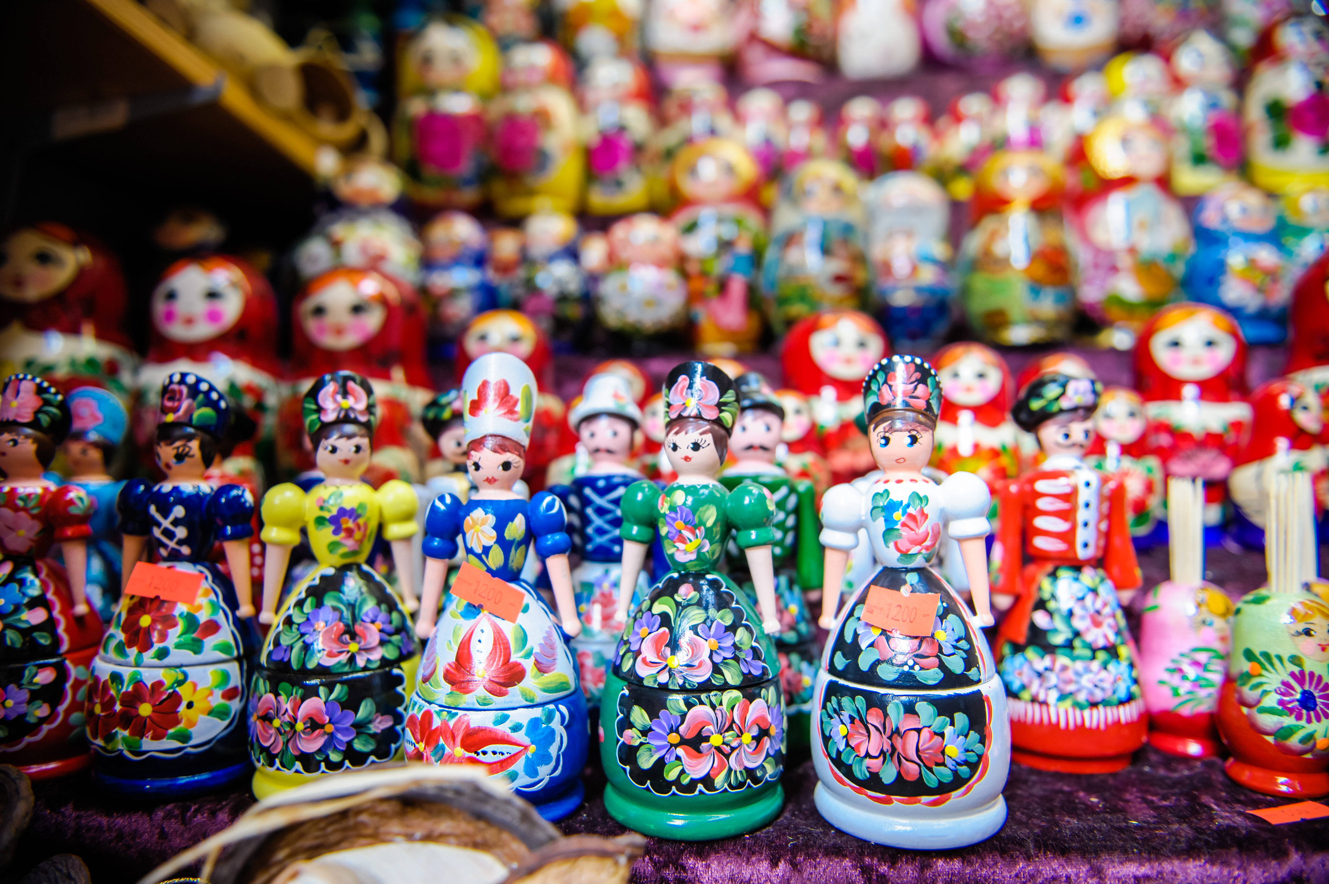 Smukke ungarnske souvenirdukker med broderede folkedragter fra Budapest