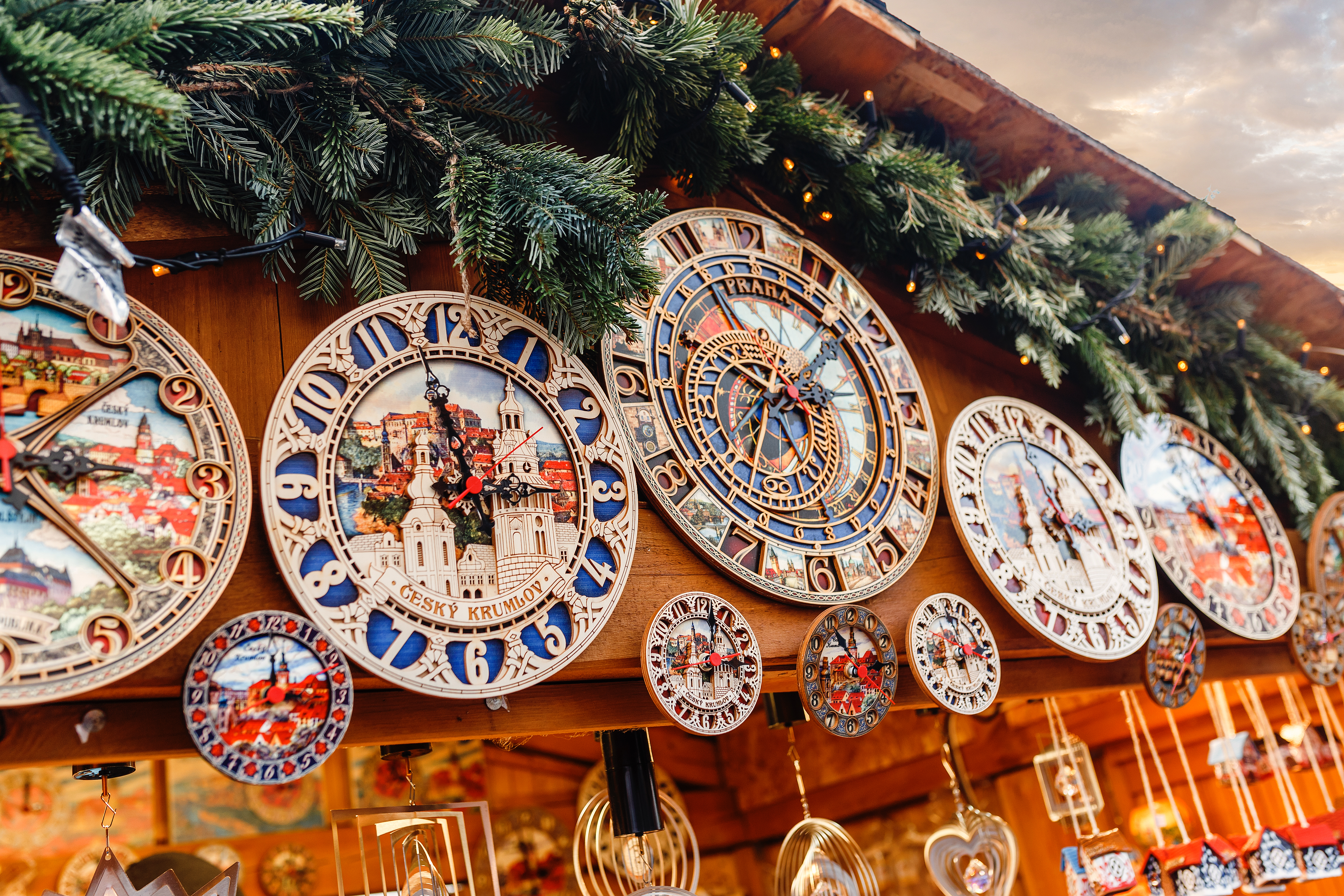Traditionelt europæisk julemarked med håndværk keramik tallerkener og julepynt under grangrene