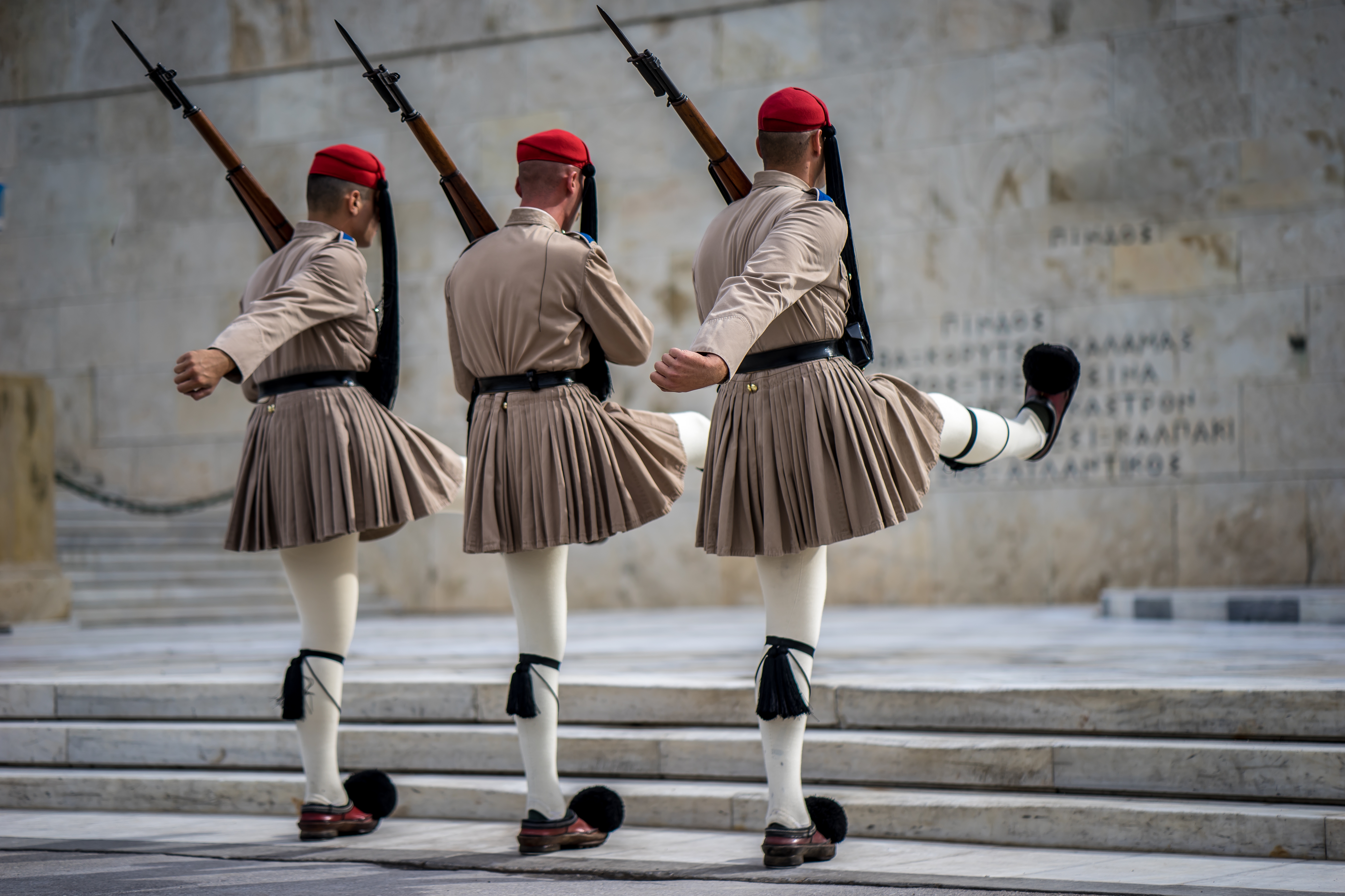 Historisk vagtskifte med de ikoniske Evzones-soldater ved det græske parlament i Athen - en unik kulturel oplevelse på din rejse til Grækenland