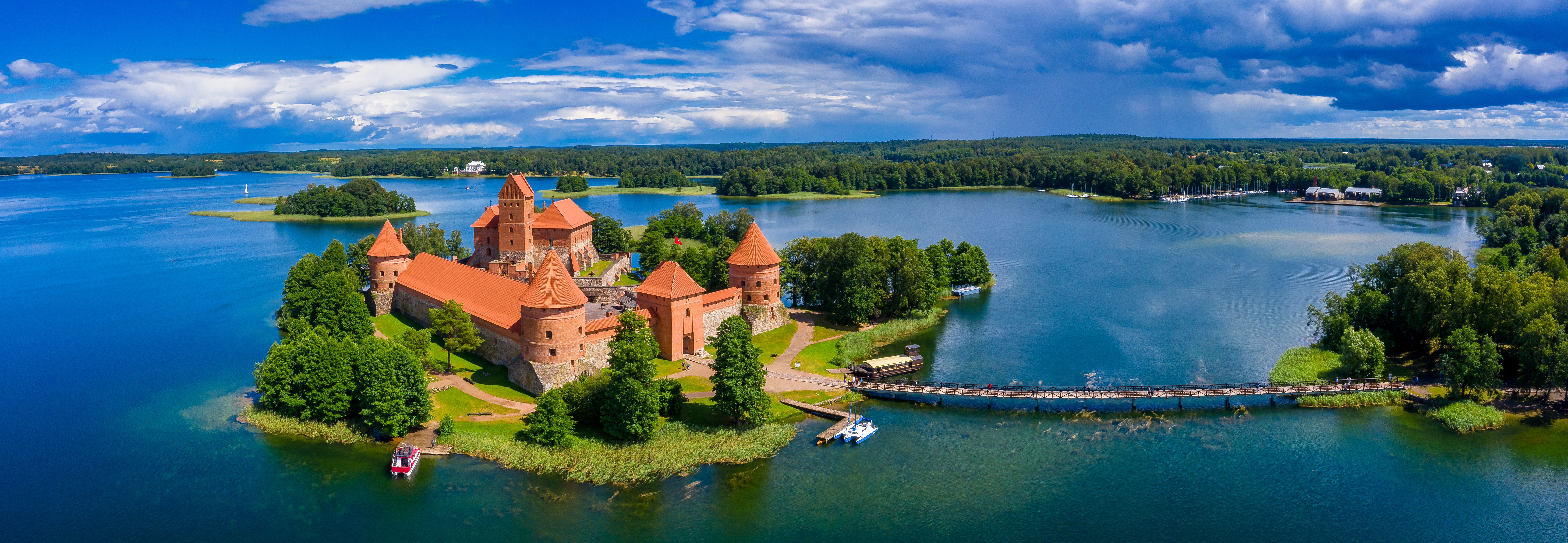 Det historiske Trakai middelalderslot på ø i litauisk sølandskab
