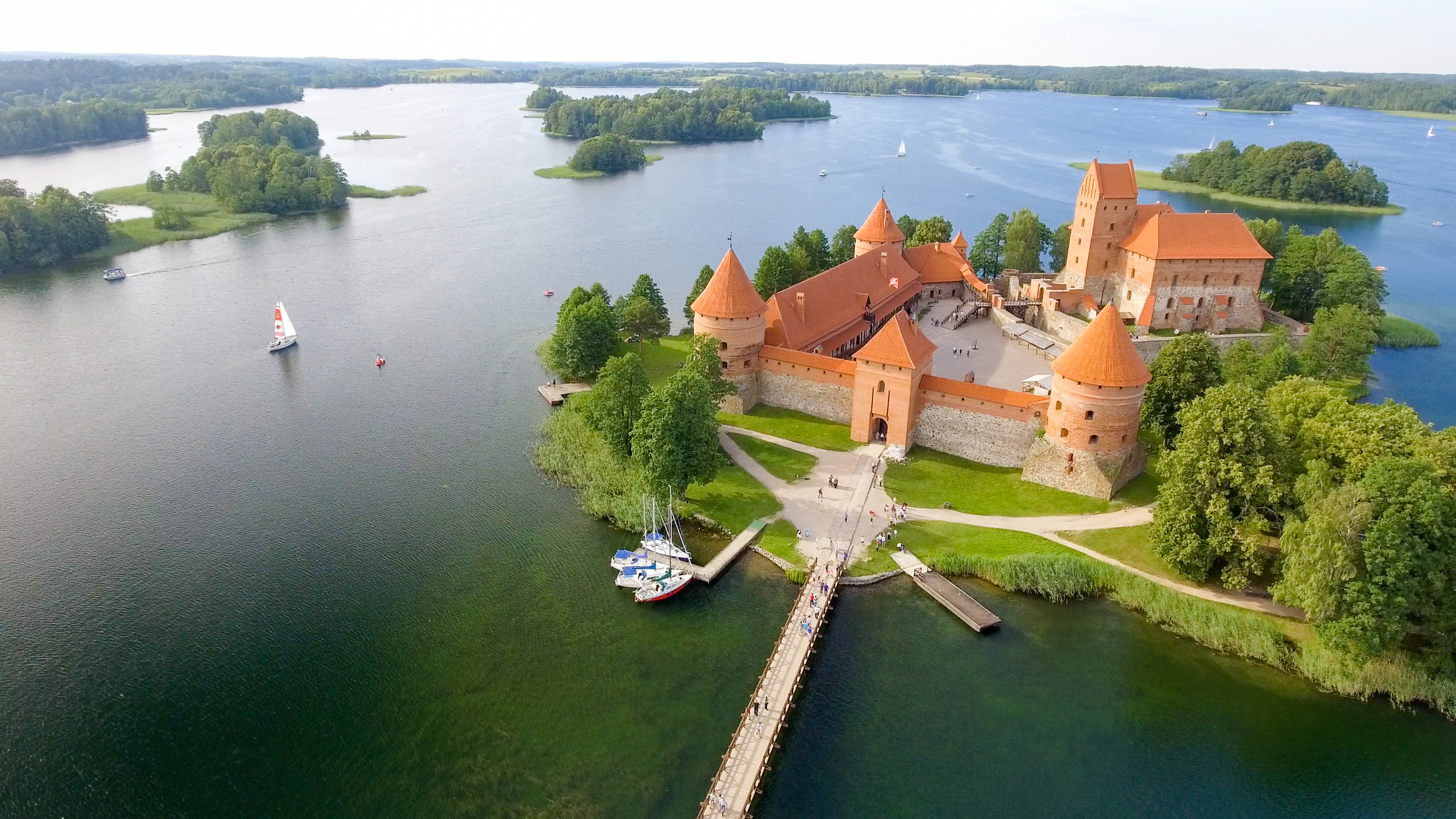 Trakai vandborg i Litauen fotograferet fra luften med smukt sommerlys