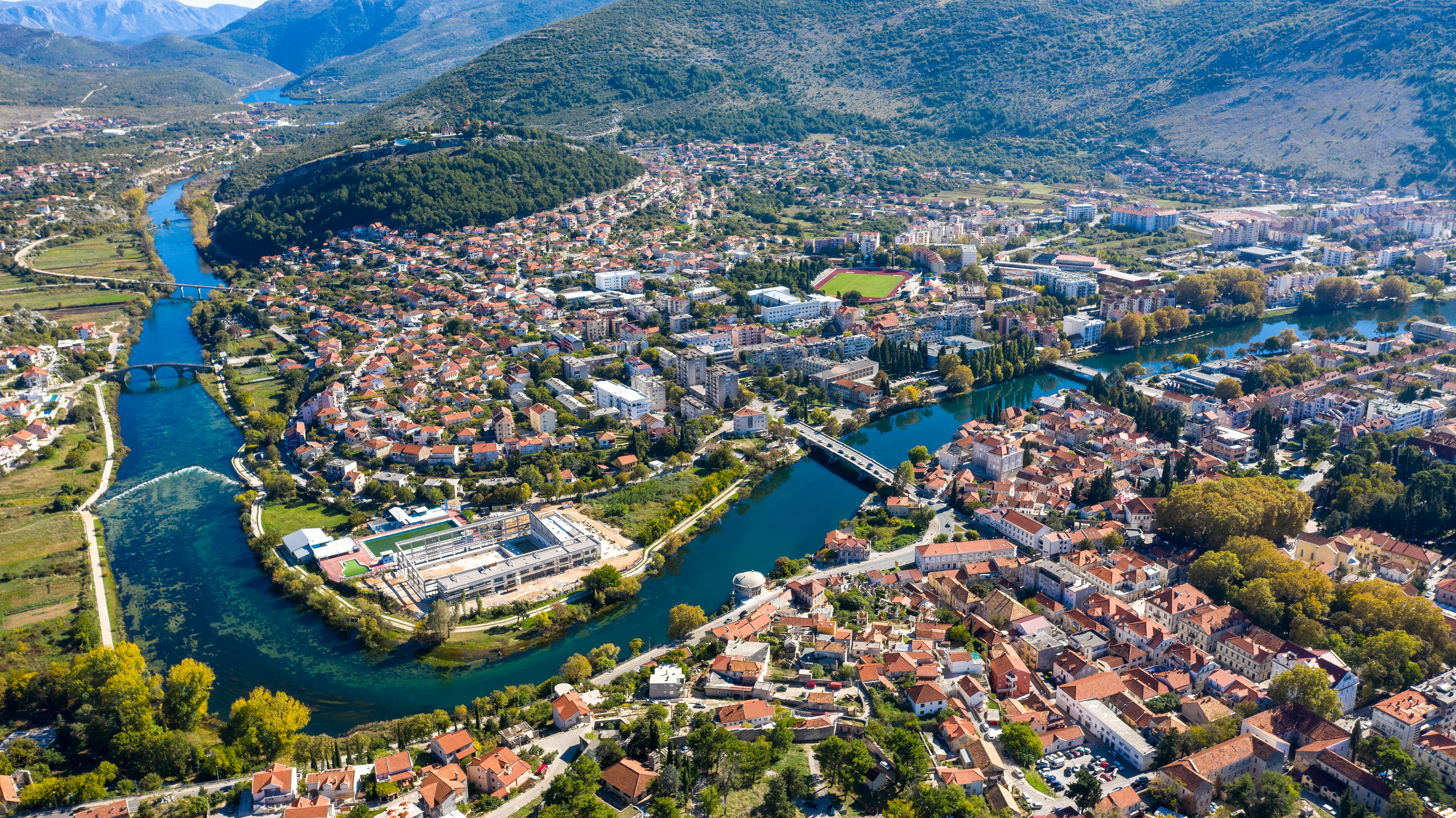 Panoramaudsigt over Trebinje med Trebisnjica-floden i Bosnia-Hercegovina