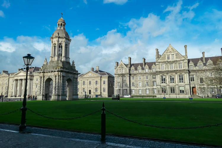Udsigt over Trinity College Dublins imponerende campus med det ikoniske Campanile klokketårn og historiske bygninger i Dublin