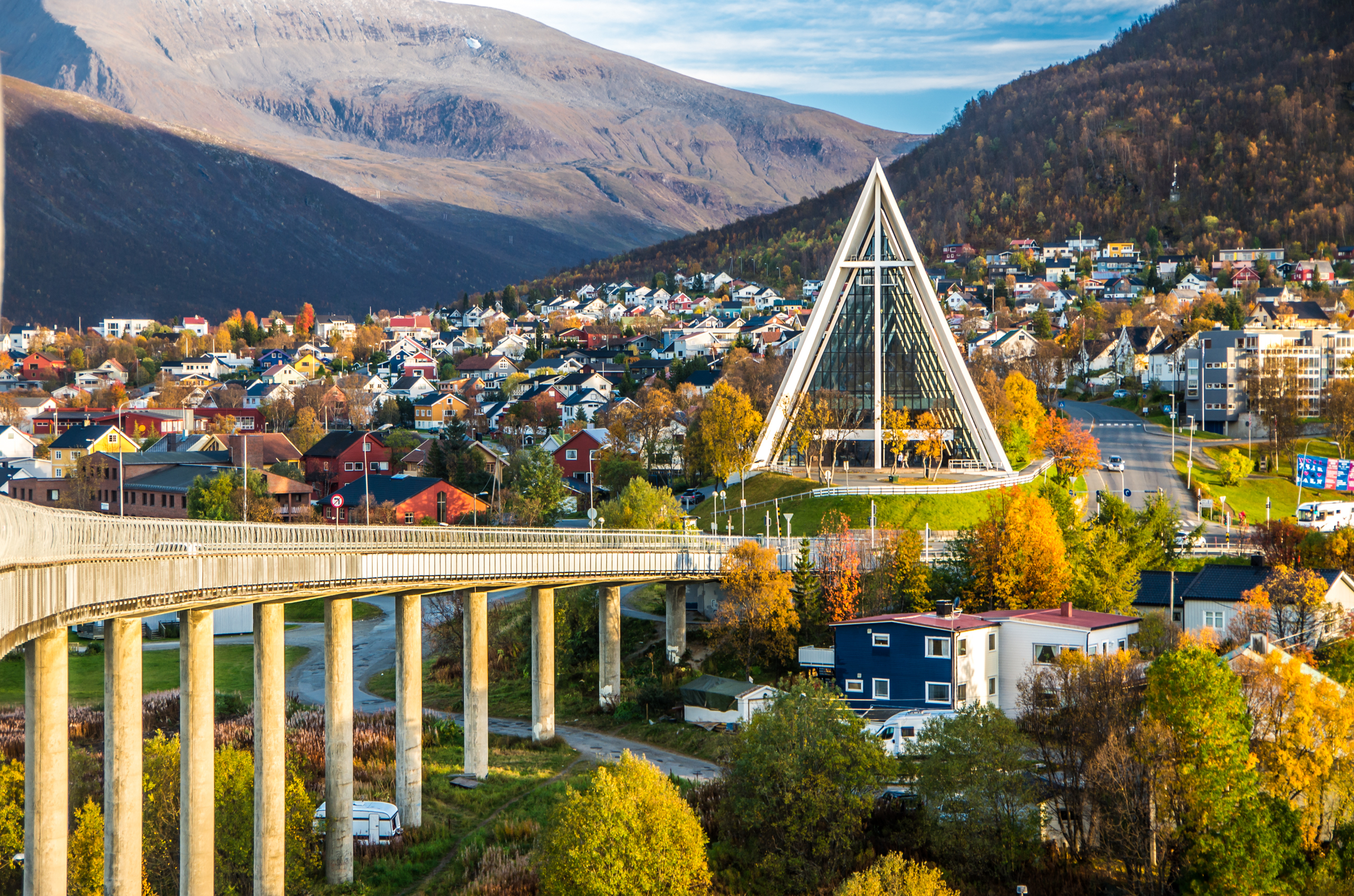 Tromso Norge med moderne bro og katedral i efterårsstemning blandt arktiske bjerge