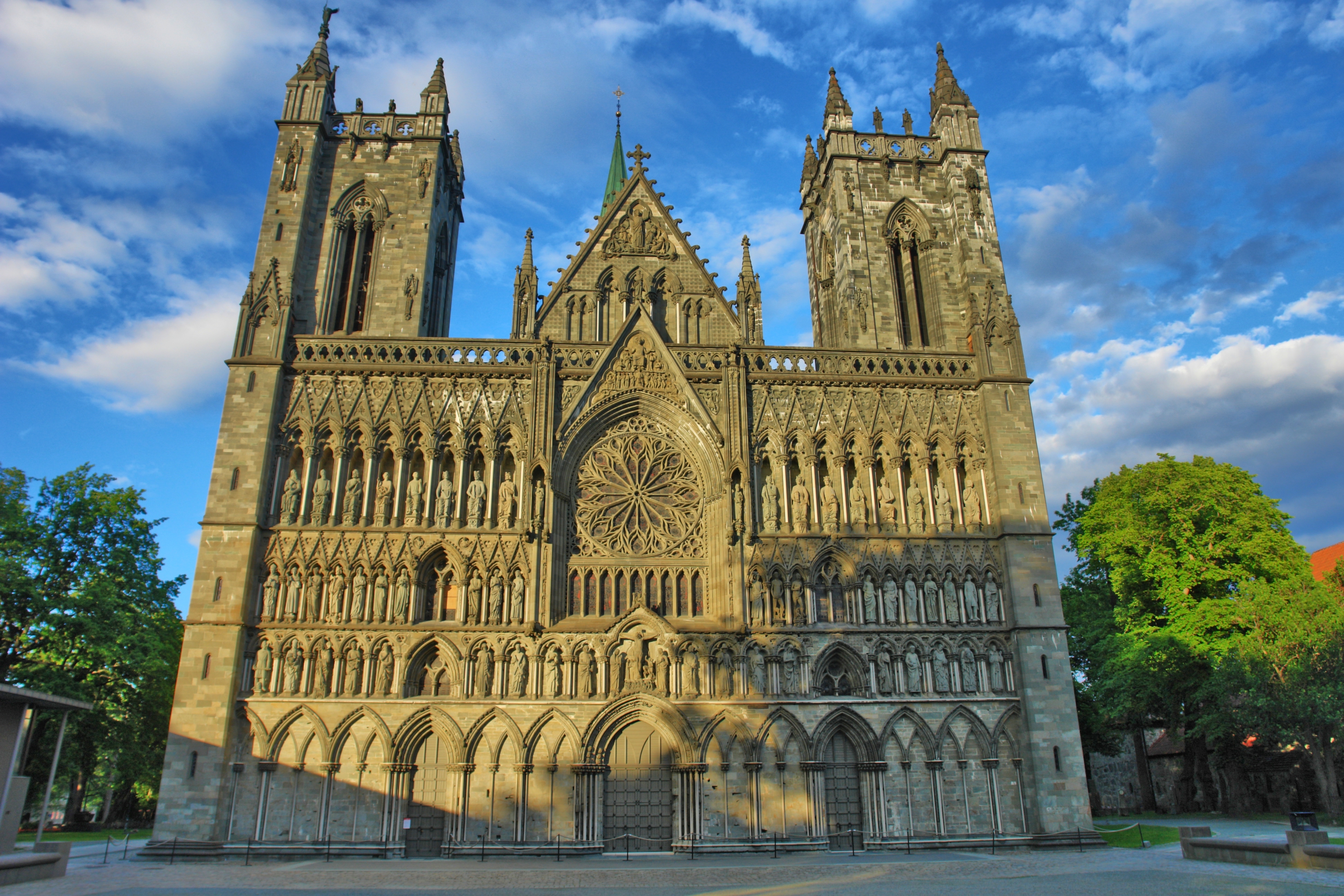 Gotisk Nidaros Domkirke i Trondheim, Norge – historisk landmark med imponerende facade og tvillingtårne