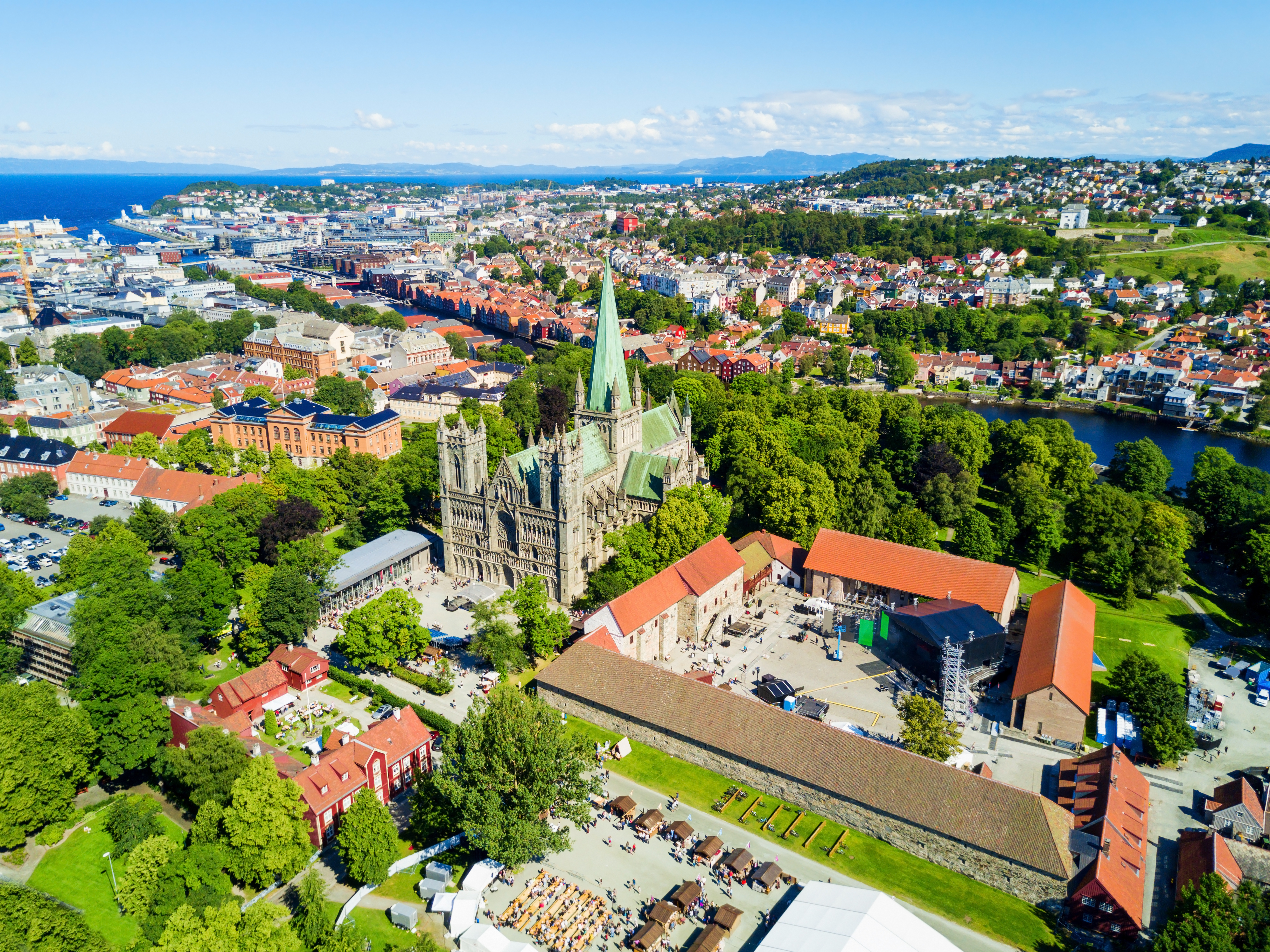 Trondheims historiske bymidte med den berømte Nidaros Domkirke i Norge