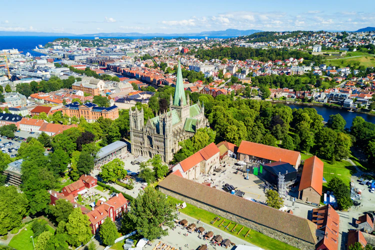 Trondheims historiske bymidte med den berømte Nidaros Domkirke i Norge