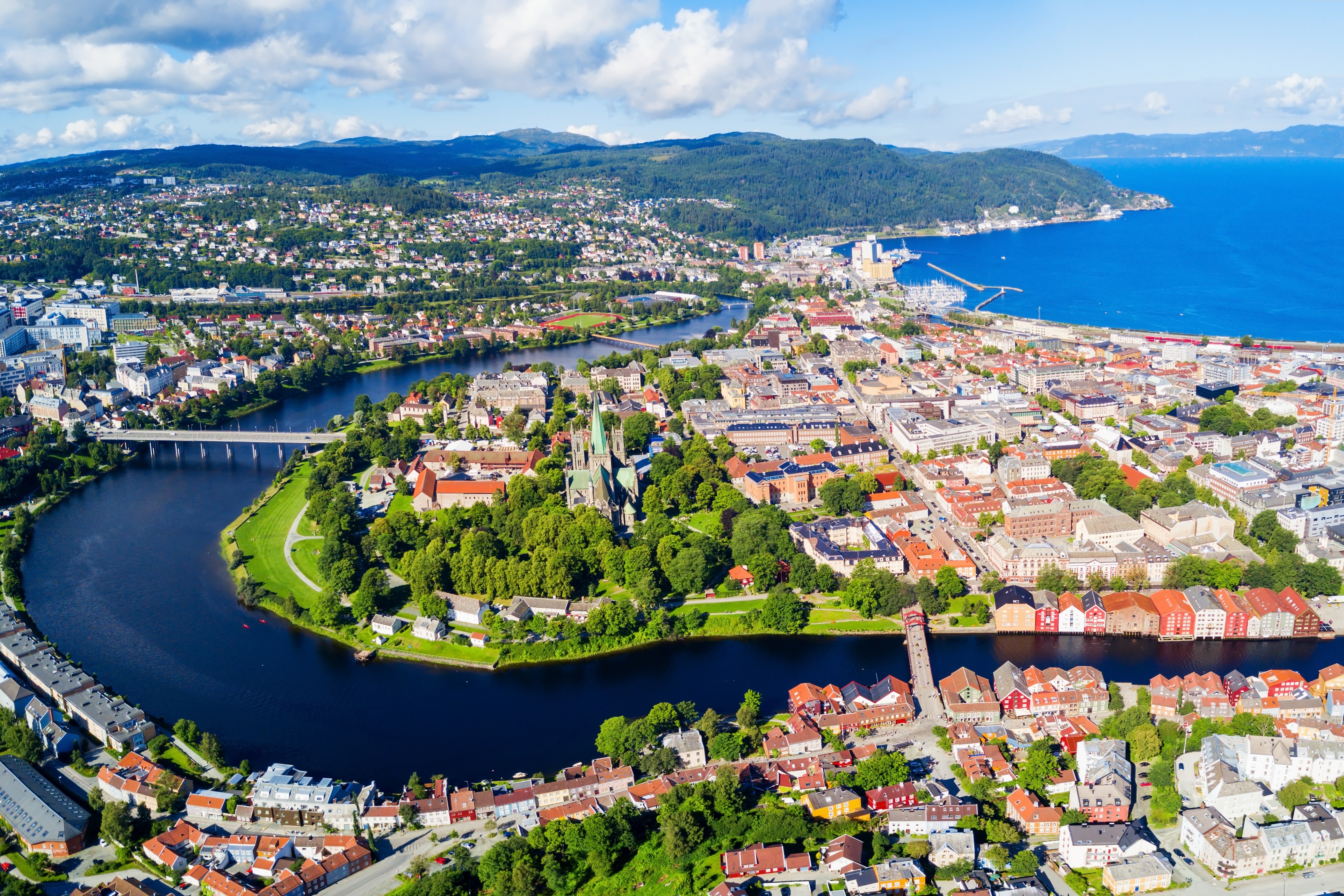 Luftbillede af Trondheim bymidte med Nidelva flod og bro i Norge