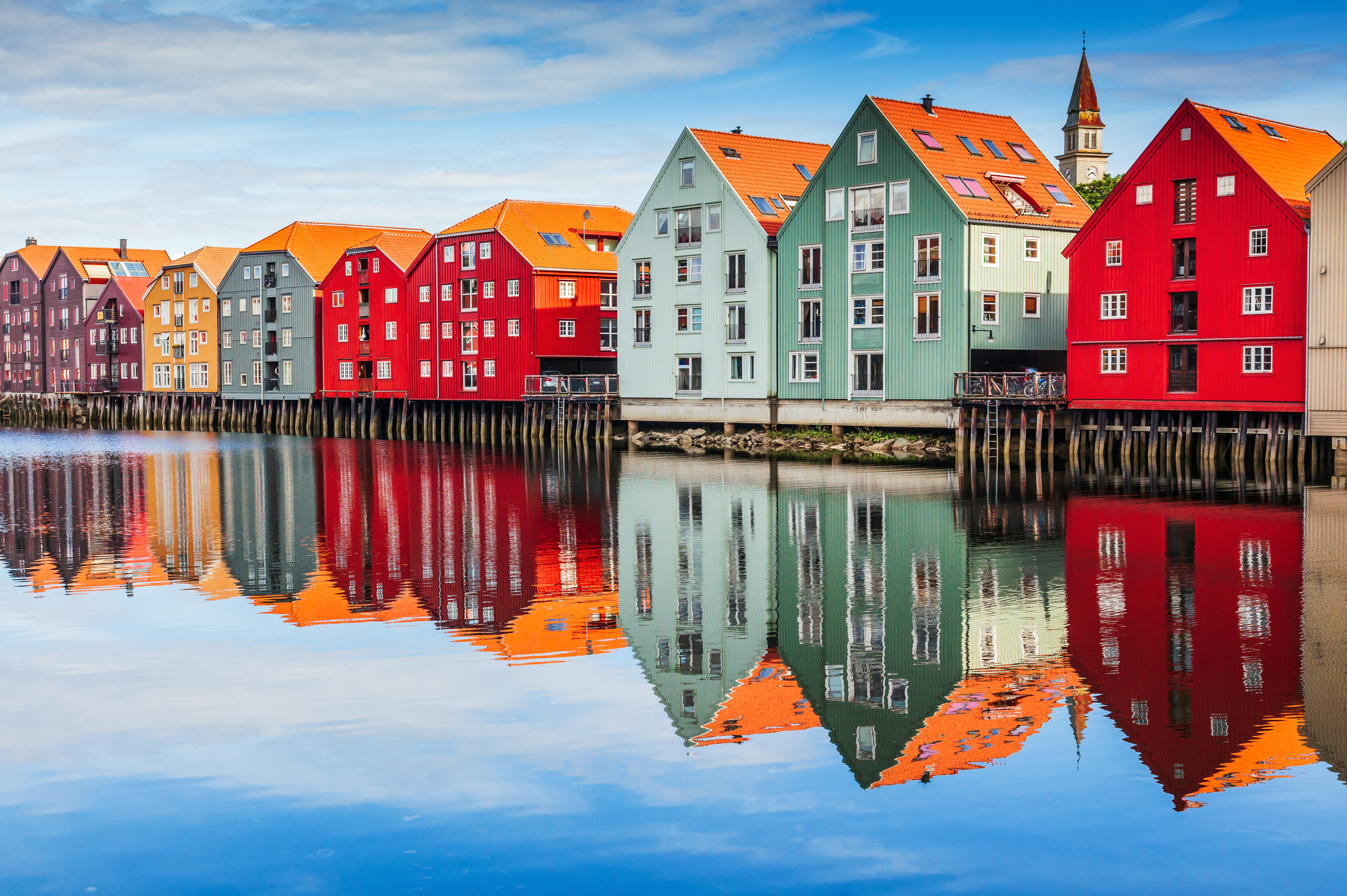 Pittoreske farverige huse ved vandet i Trondheim Norge