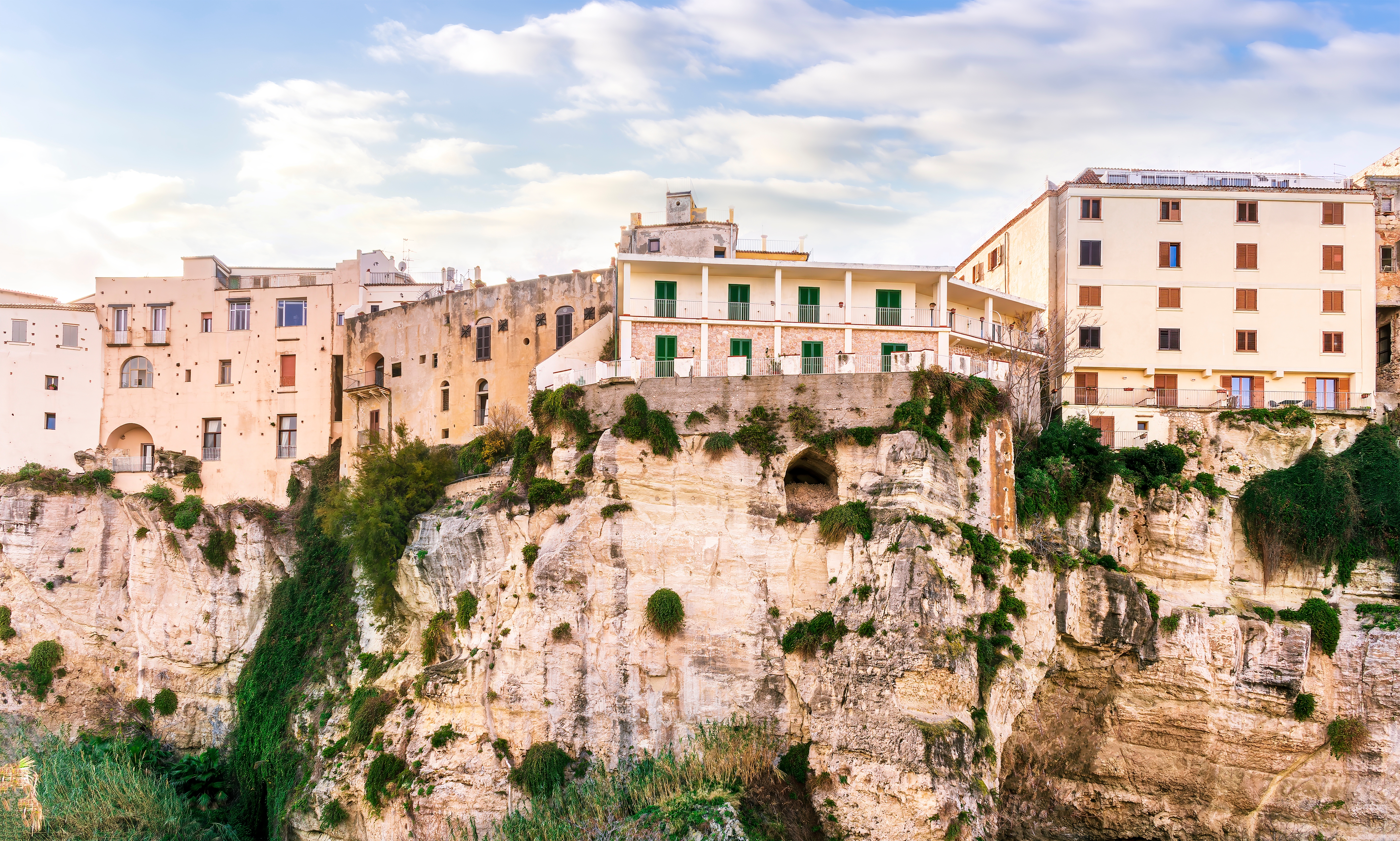 Tropeas historiske bykerne med gamle huse og bygninger på høje kalkstensklipper ved Middelhavet i Calabrien, Italien