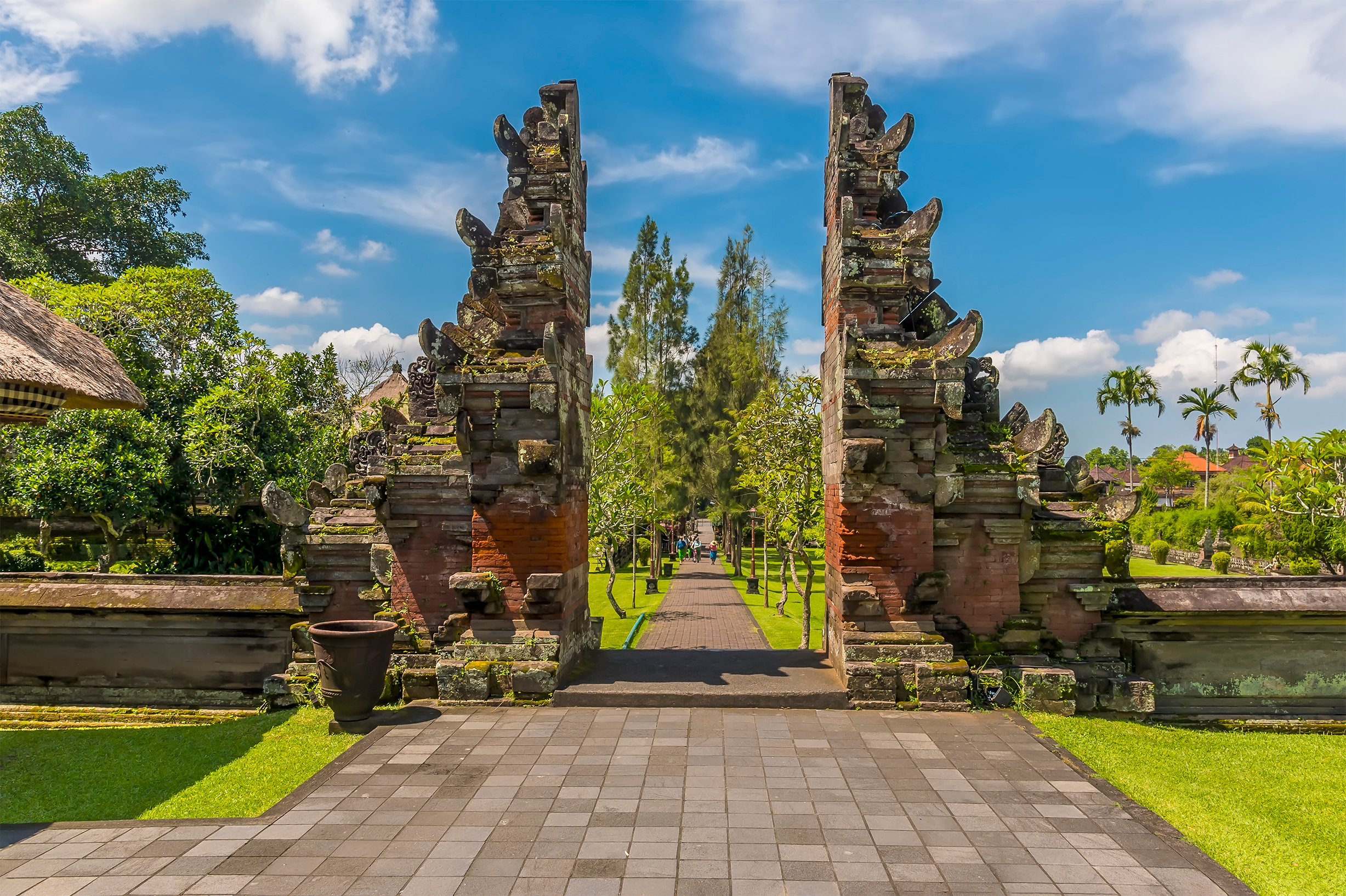 Indonesisk kulturarv og tropisk tempelkompleks med klassisk balinesisk stenarbejde