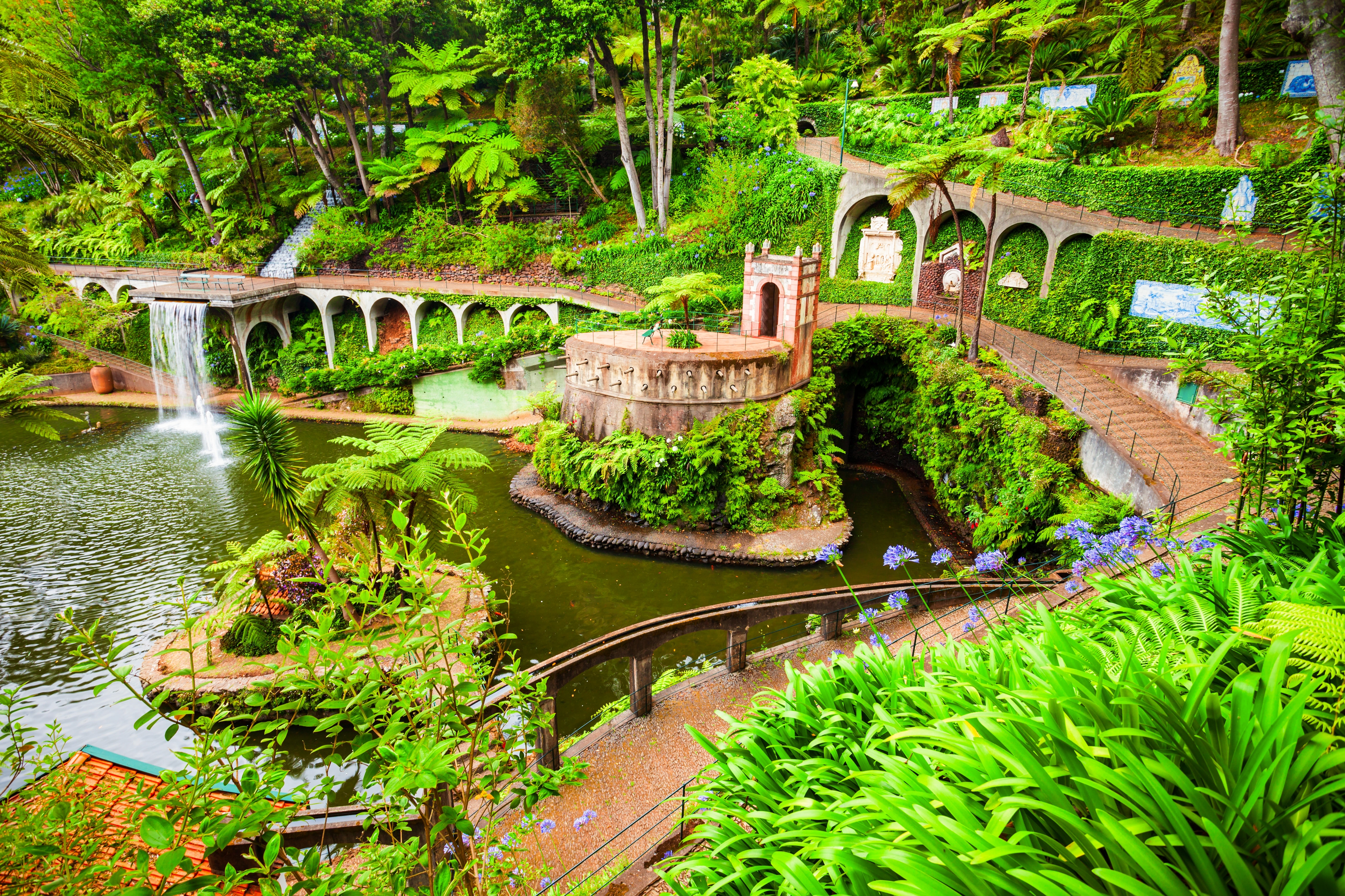 Frodig tropisk have med vandløb og japansk arkitektur i Monte Palace på Madeira, en populær turistattraktion nær Funchal