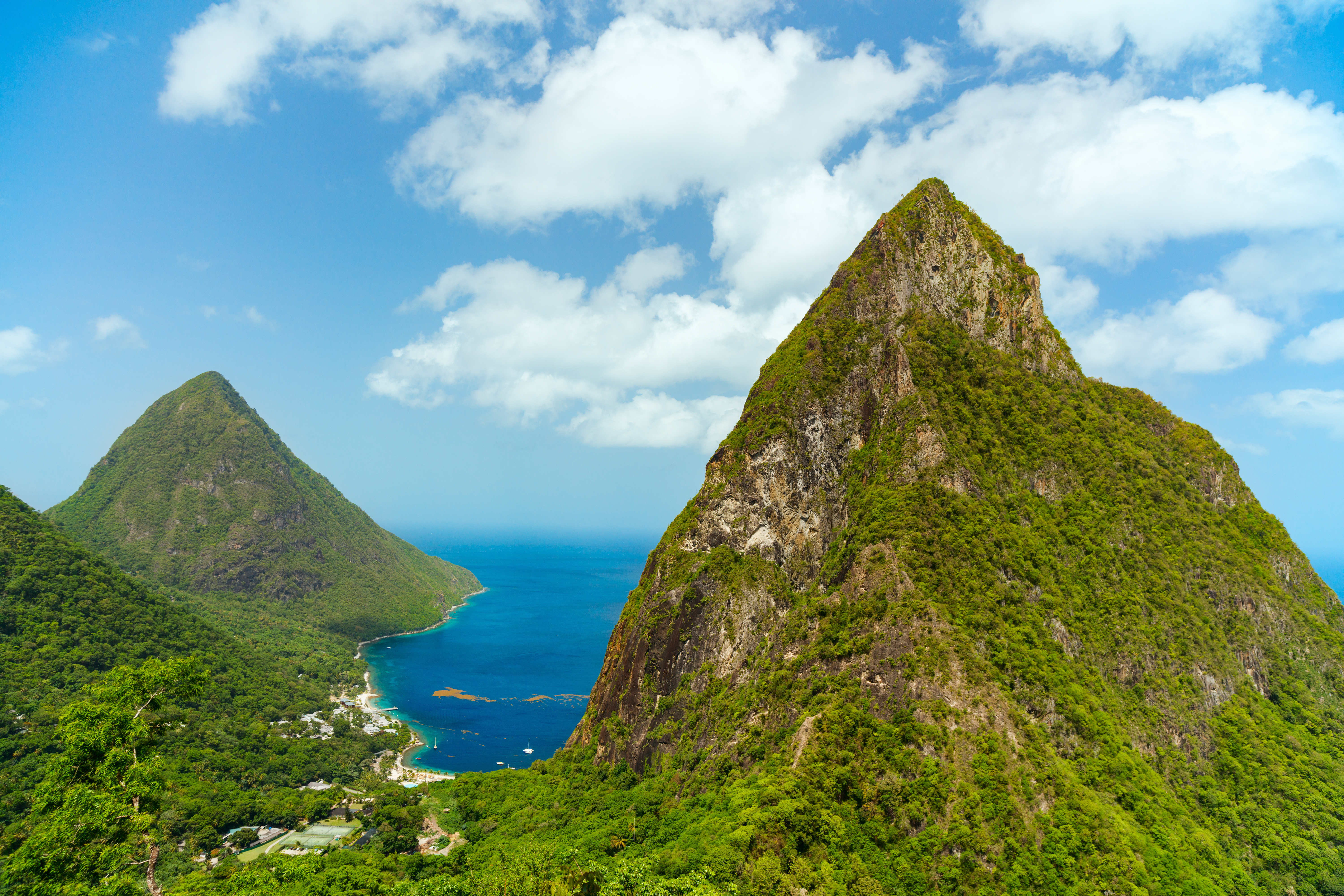 Spektakulær udsigt over Saint Lucias berømte Piton-bjerge, der skaber en dramatisk kulisse mod det caribiske hav - en perfekt destination for ferieeventyr
