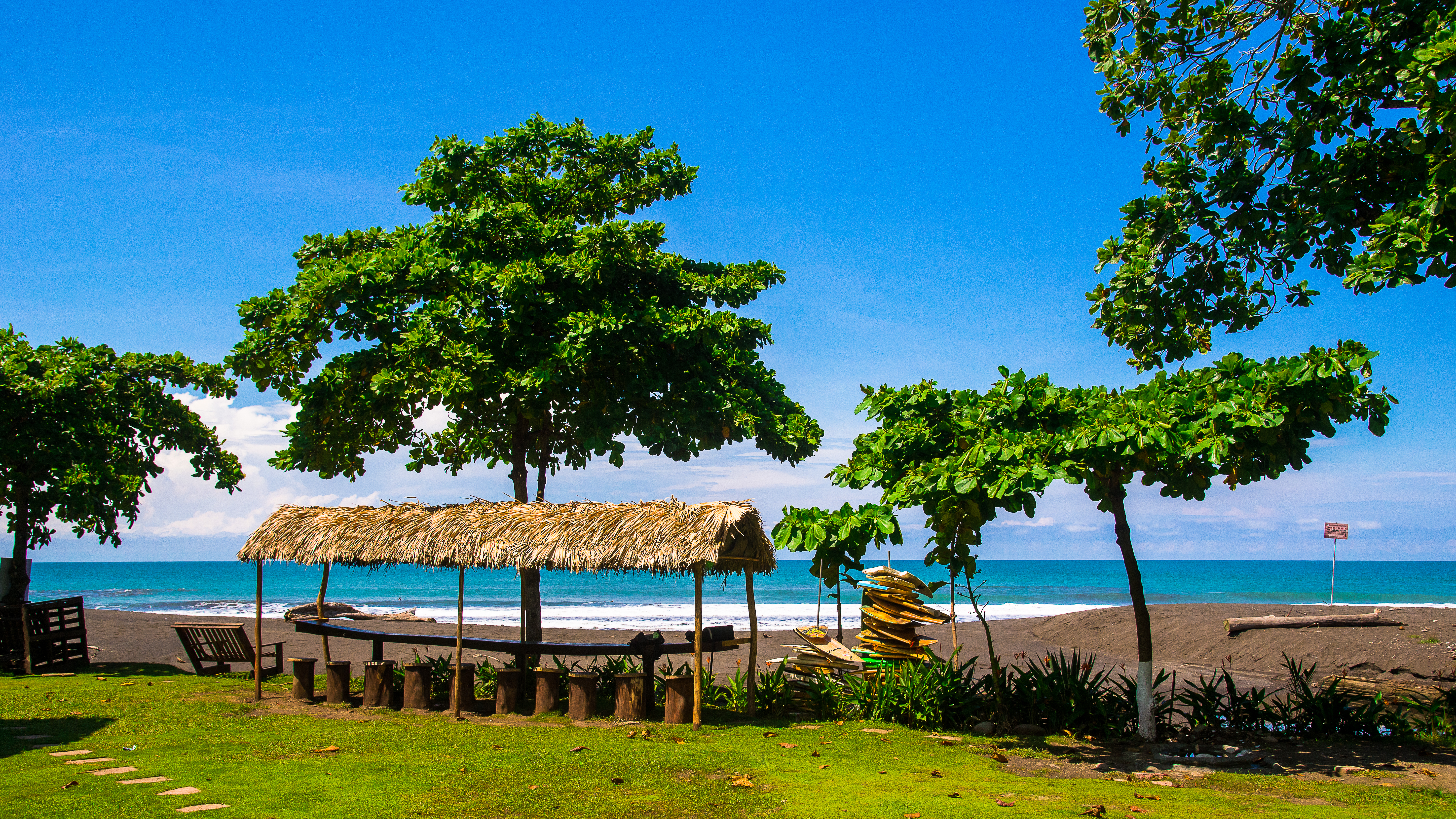 Tropisk paradis strand i Costa Rica med surfing muligheder