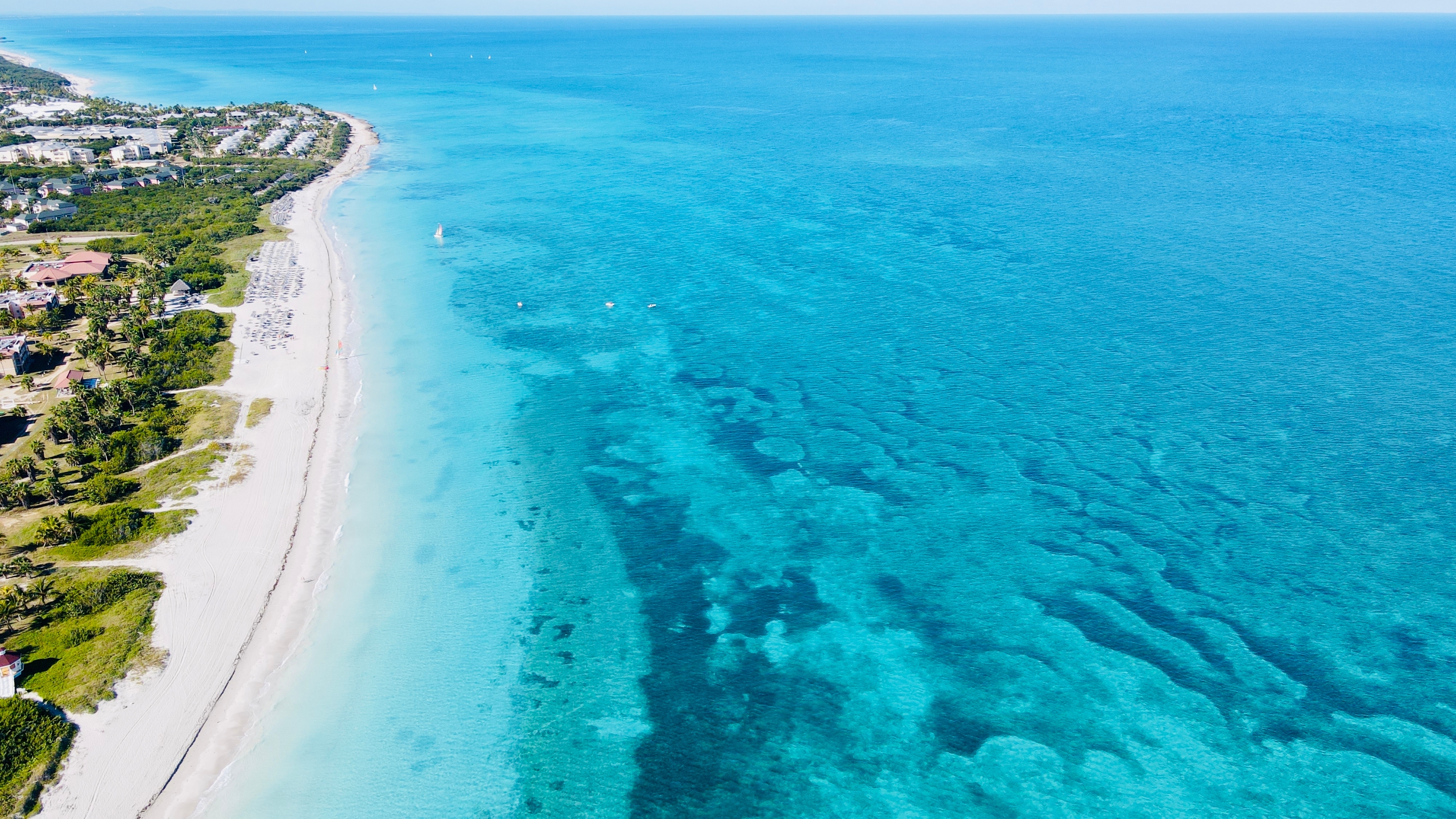Tropisk paradis ved Varadero på Cuba fotograferet fra luften med turkist vand og hvide sandstrande
