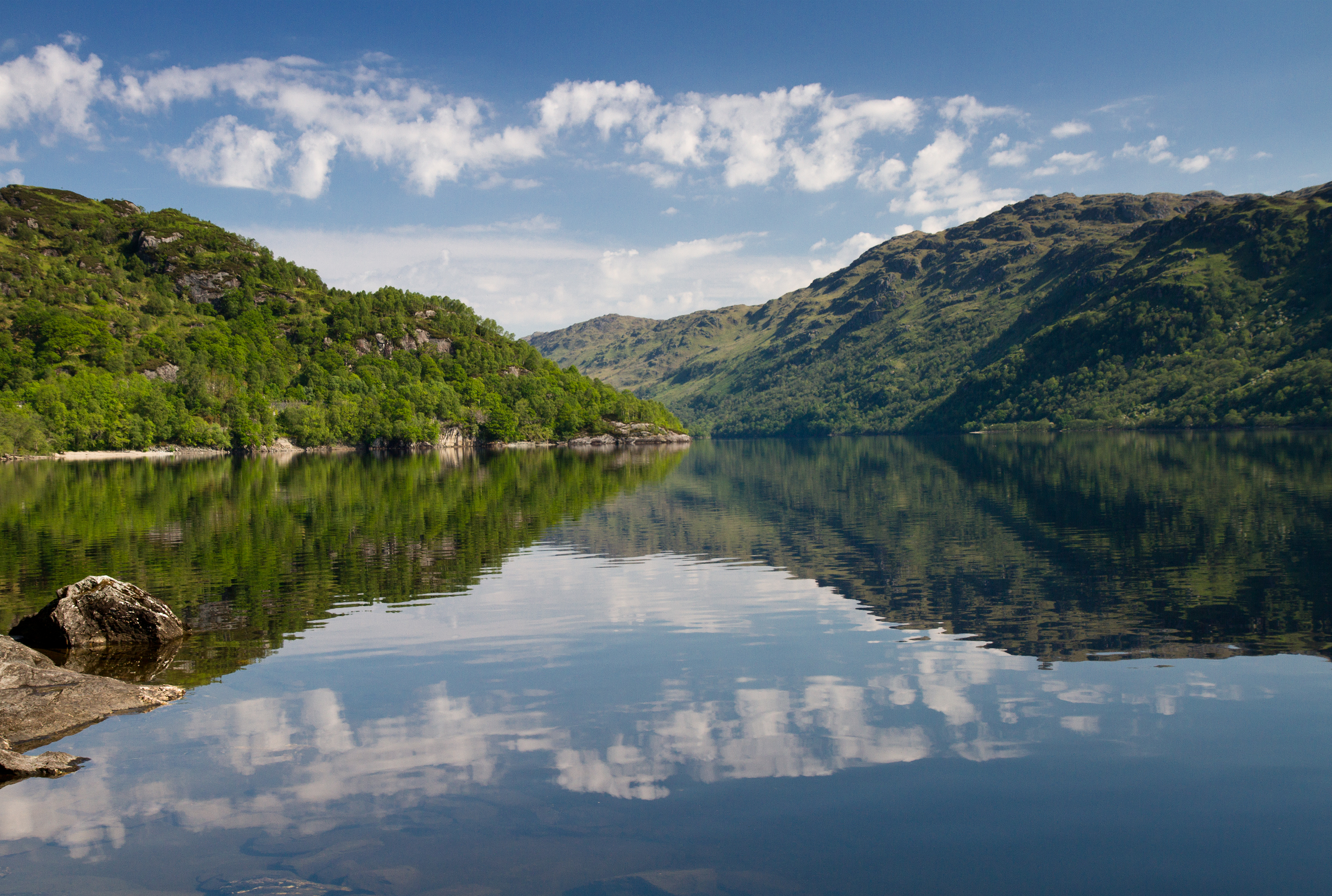 Trossachs nationalpark med krystalklart søvand og grønne skotske bakker