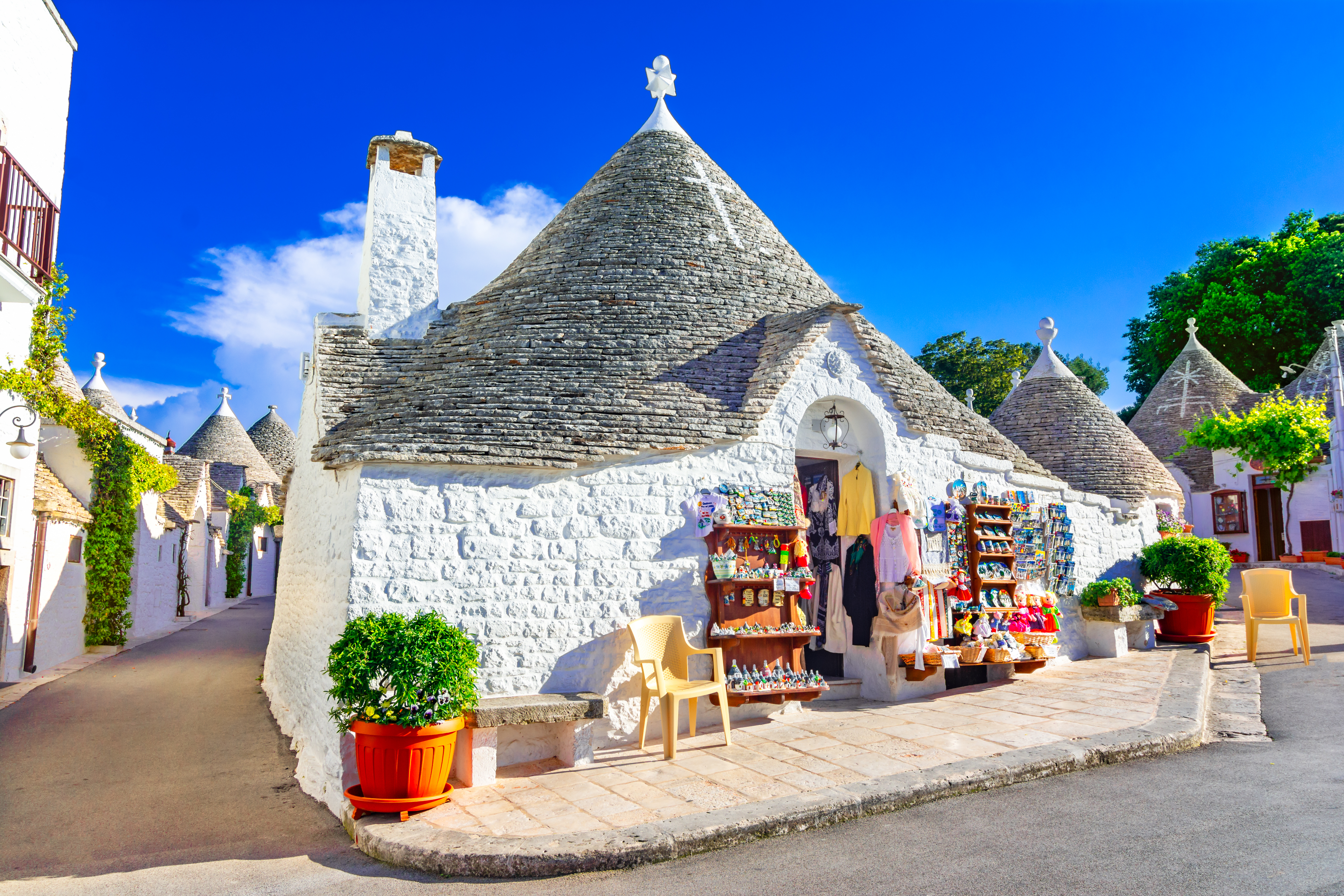 Karakteristiske trulli huse med kegleformede tage i den historiske by Alberobello