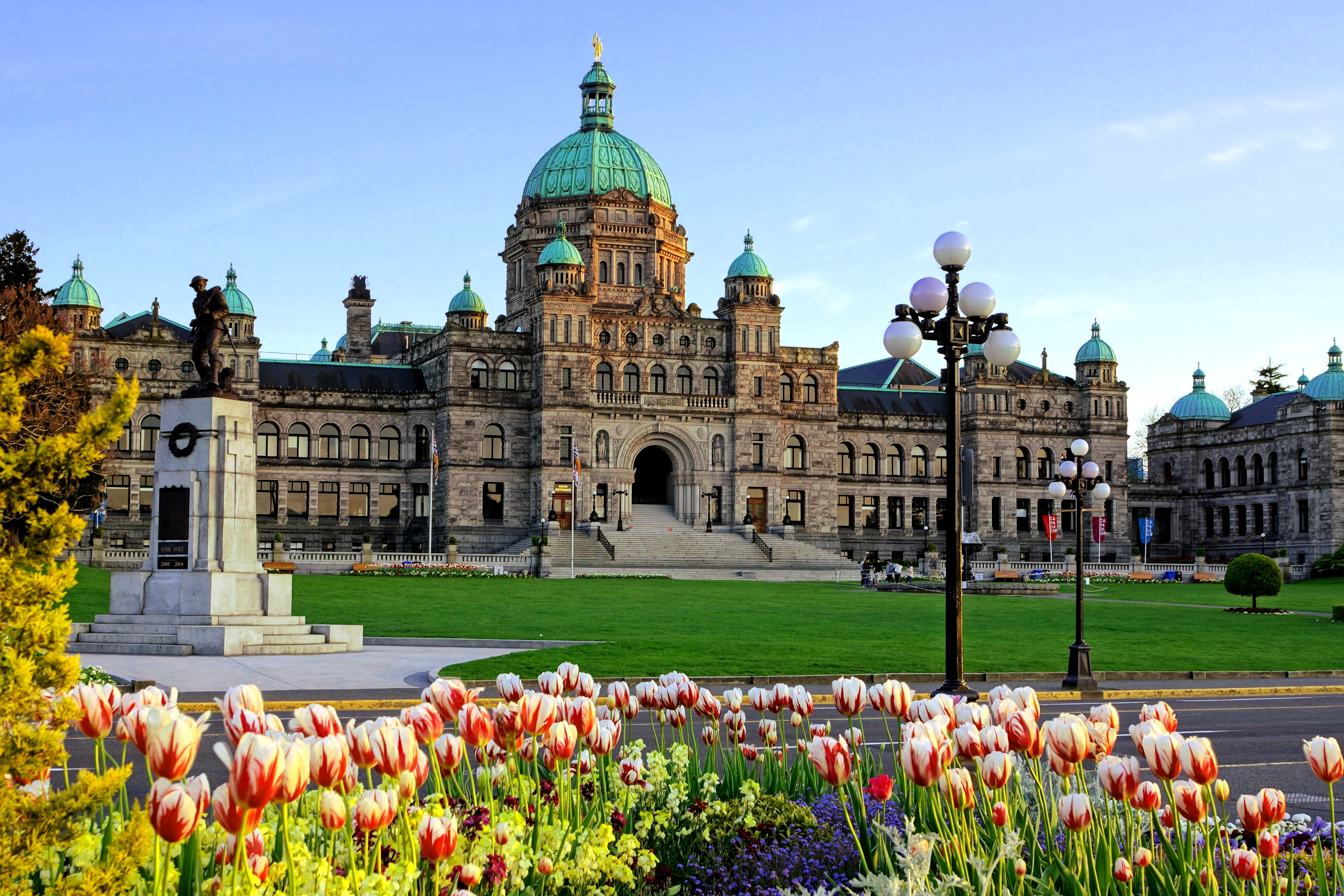 Farverige forårstulipaner foran den historiske parlamentsbygning i Victoria, British Columbia, et af Canadas mest fotograferede landemærker med sin flotte regeringsarkitektur og kulturelle betydning