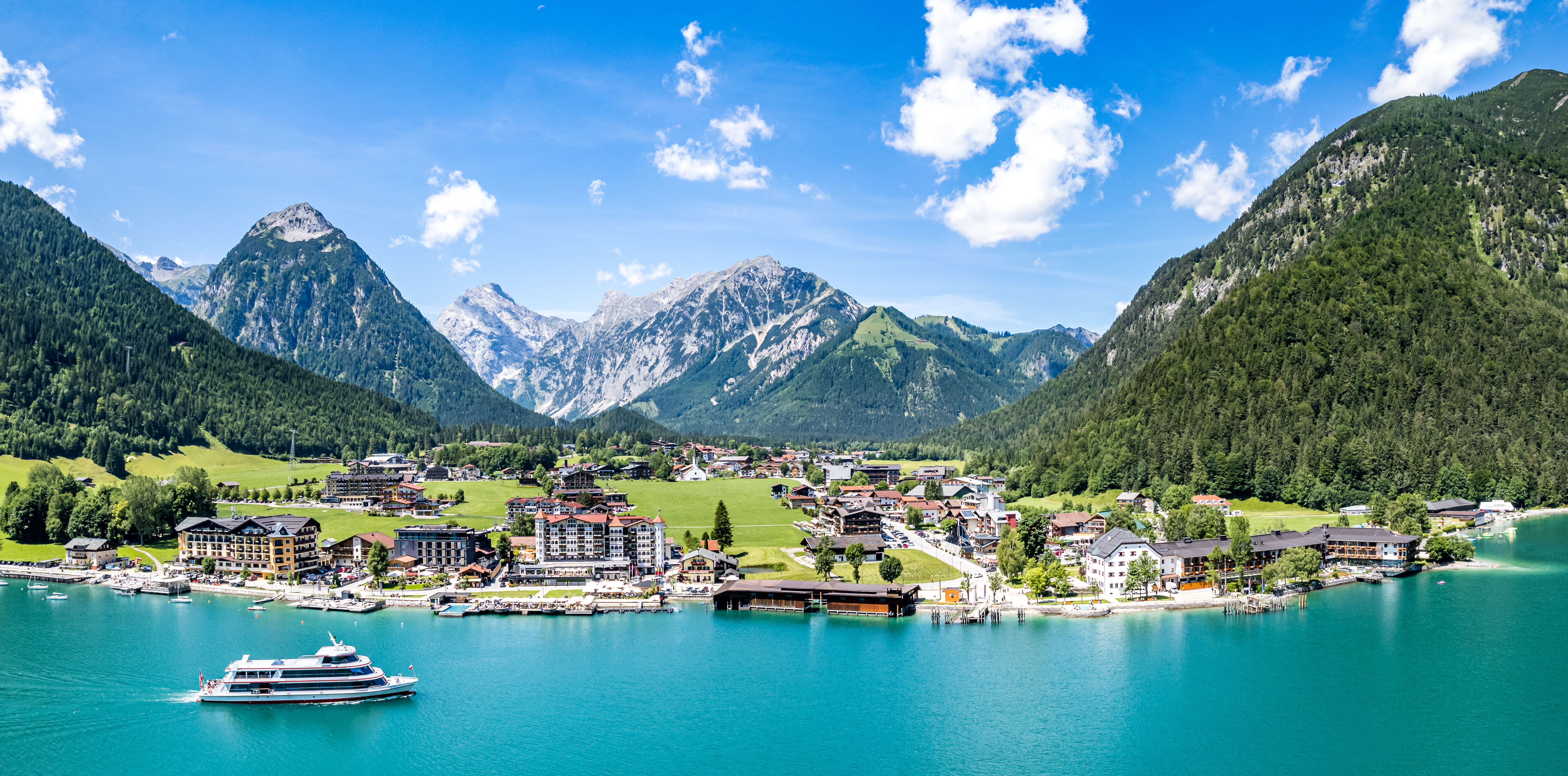 Storslået sommerlandskab ved Achensee med Rofan bjergkæden i Tyrol, Østrig