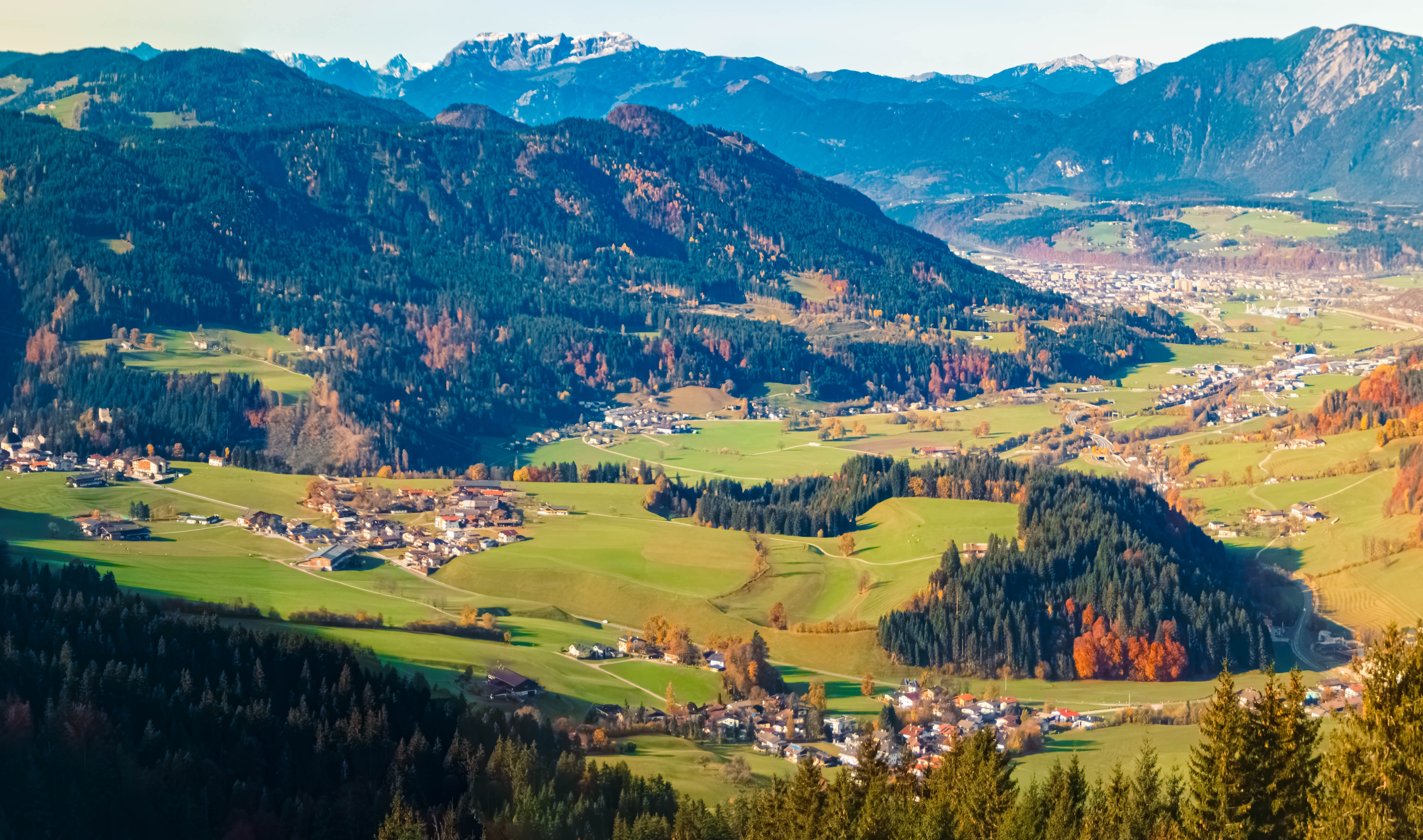 Naturskønt efterårspanorama over den alpine Itter-dal med grønne enge og farverige skove ved Kitzbühel i Tyrol, Østrig