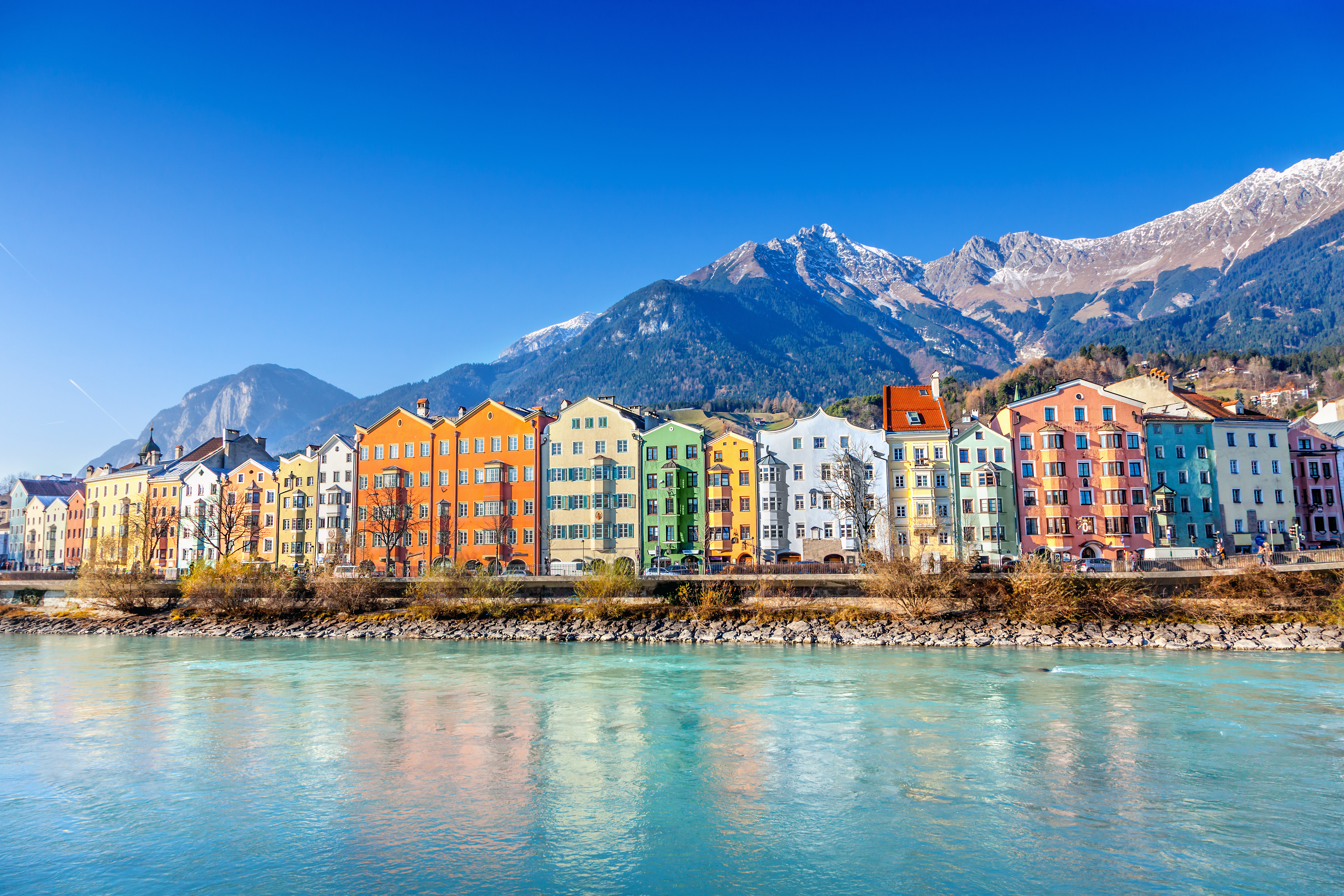 Pittoreske farverige huse ved Inn-floden i Innsbruck Tyrol med spektakulær Alpine udsigt