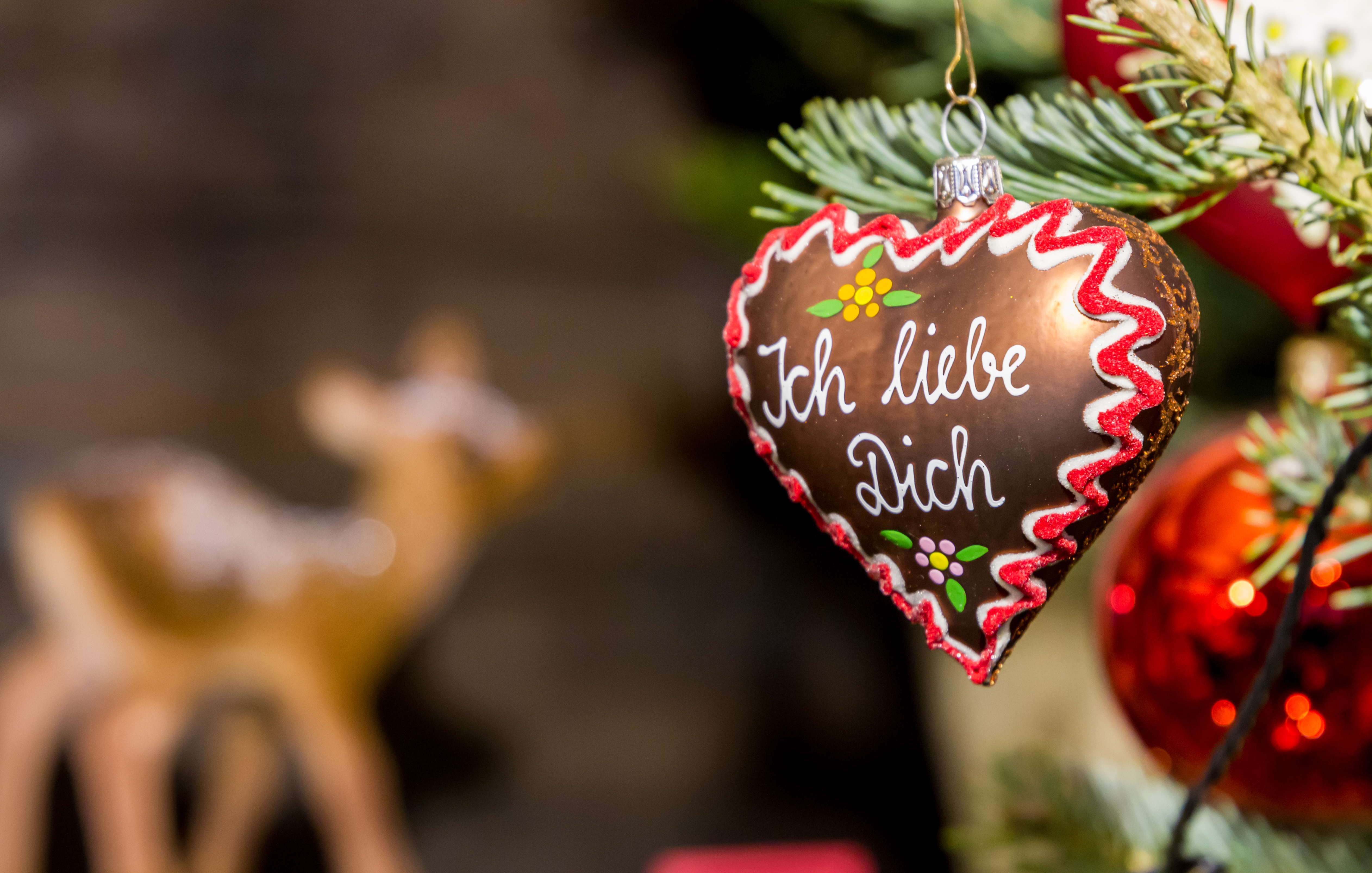 Tysk christmas market kærligheds hjerte ornament hængende mellem julepynt