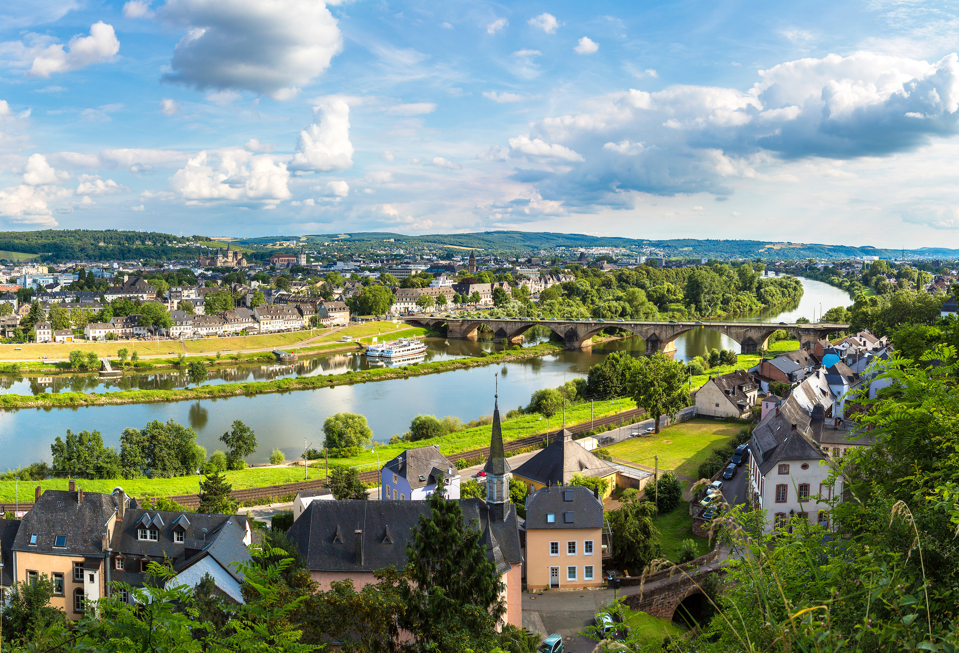 Tysk flodby Trier langs Moselle med vingaarde og traditionel arkitektur