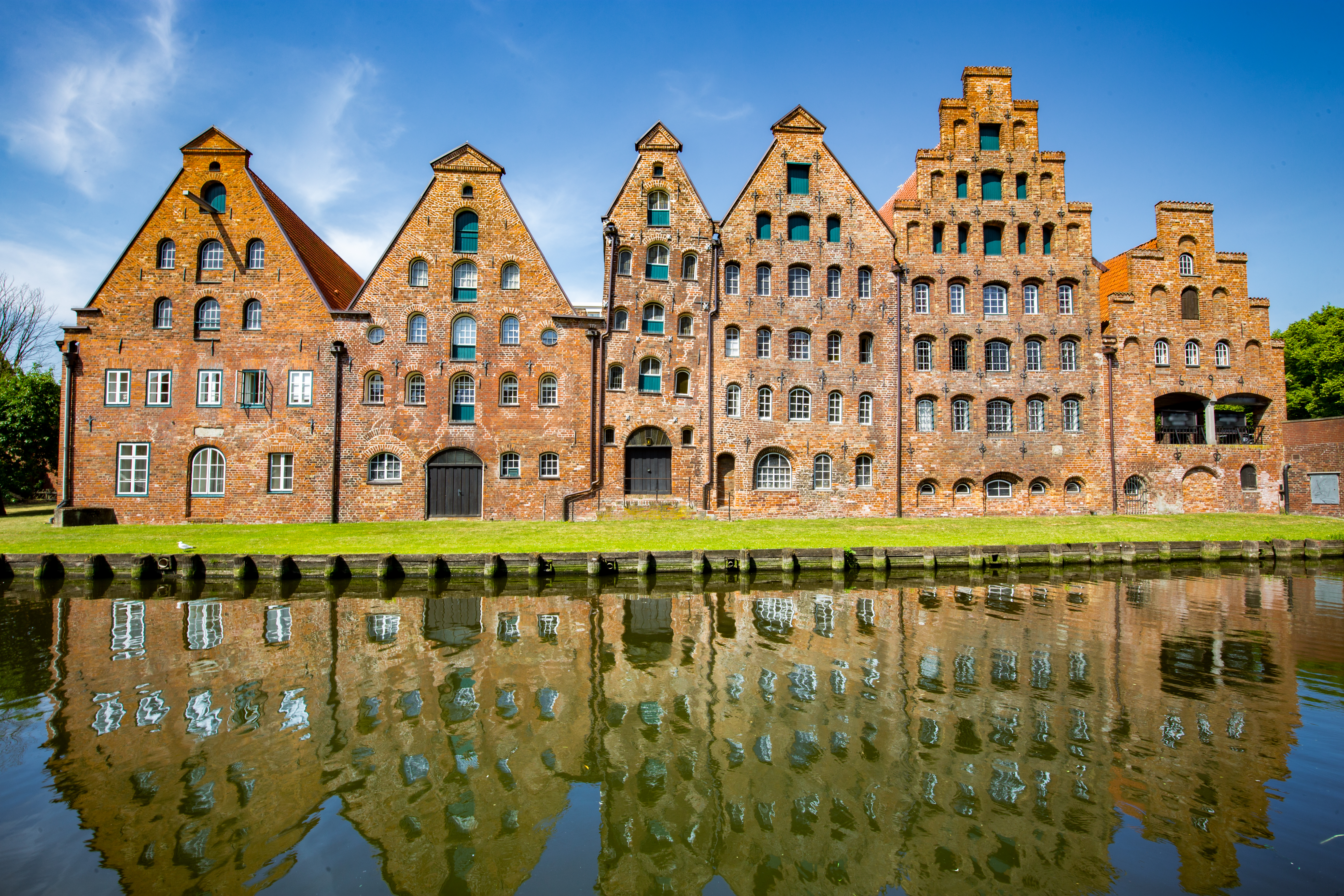 Hansestaden Lübecks karakteristiske arkitektur spejlet i vandet