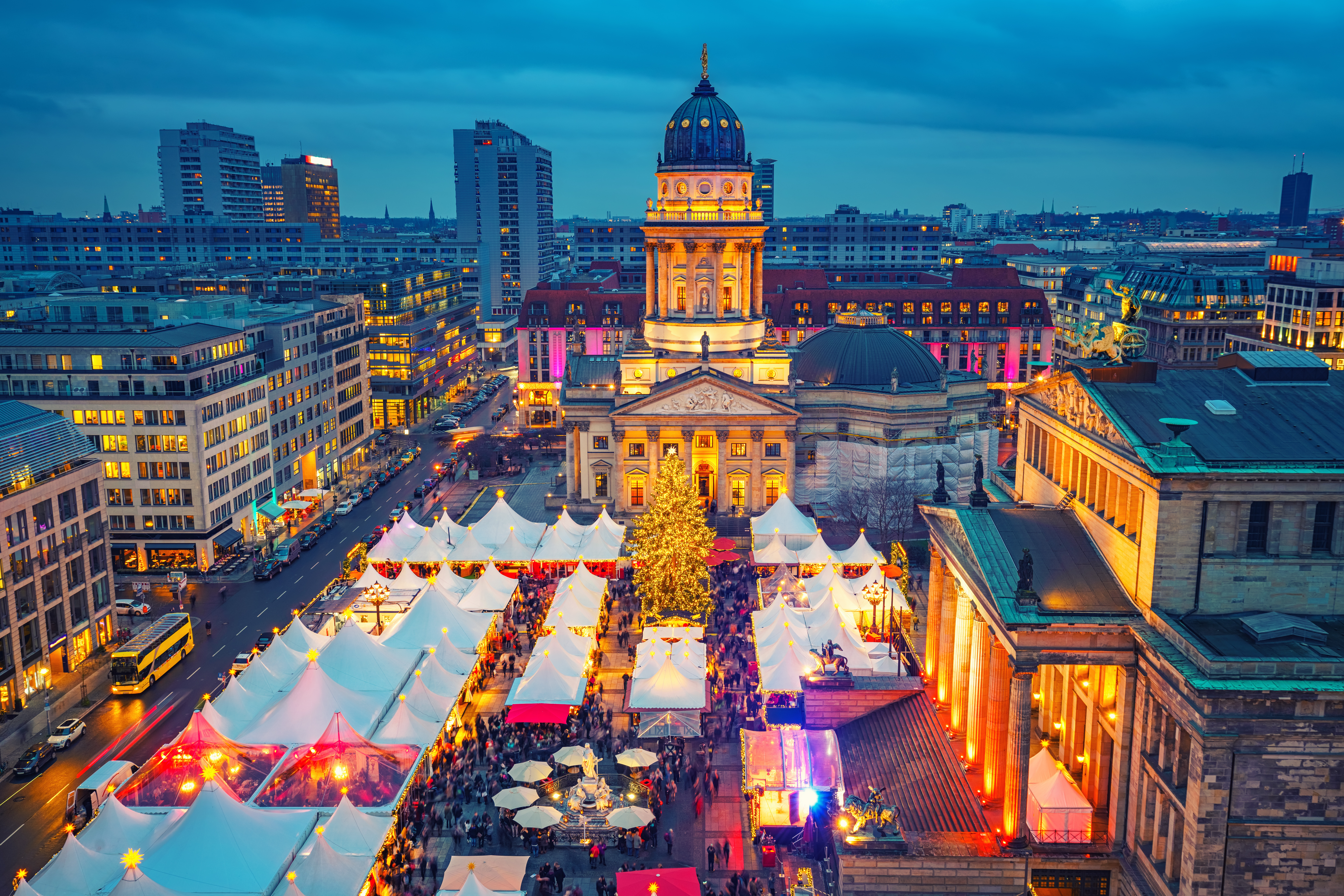 Tysk julemarked på Gendarmenmarkt i Berlin med majestætisk katedral og stemningsfulde hvide telte i blå time