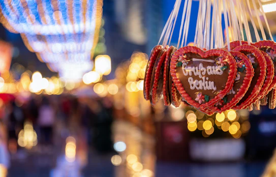 Røde peberkagehjerter på tysk julemarked i Berlin