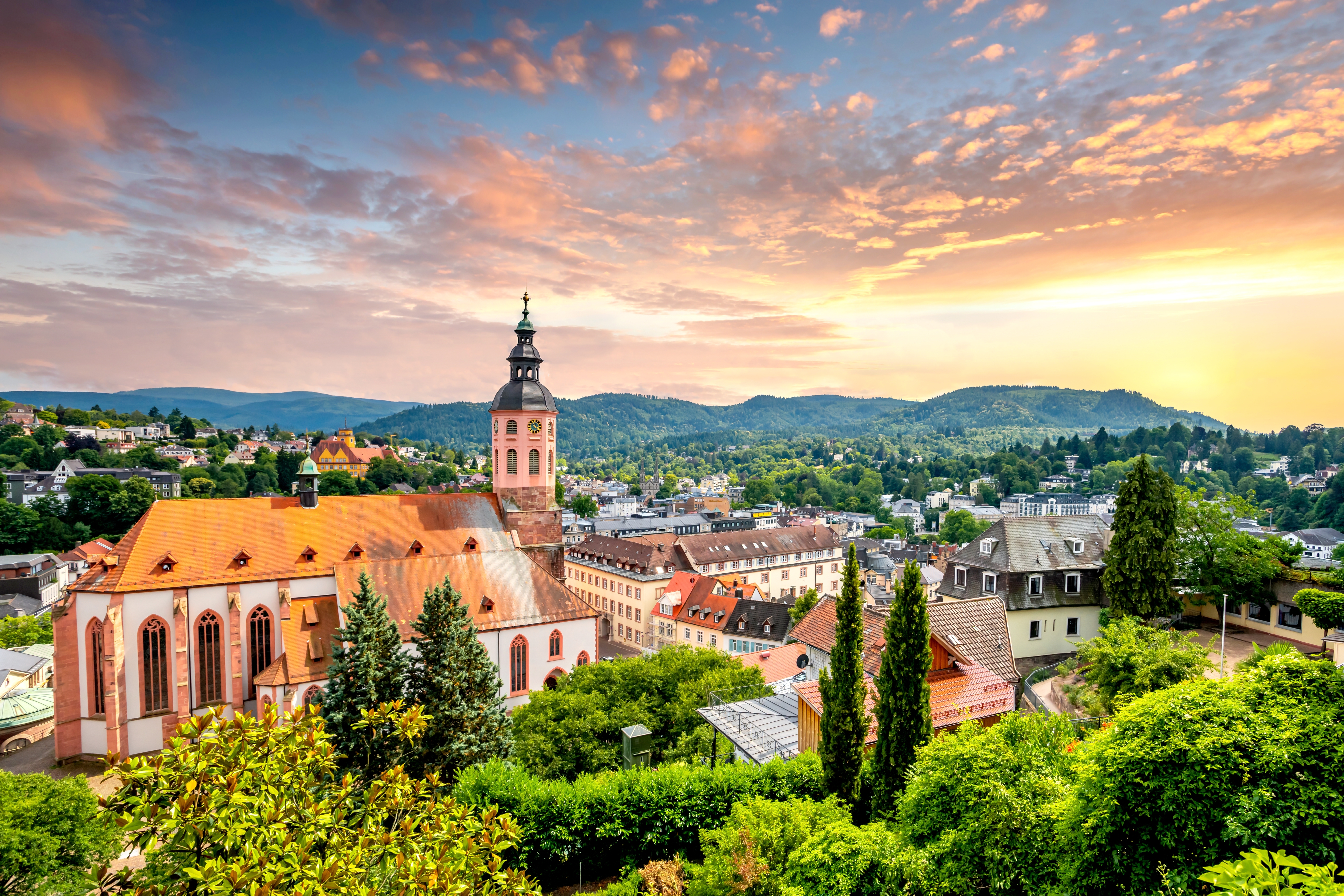 Panoramaudsigt over den tyske kurby Baden-Baden ved solnedgang