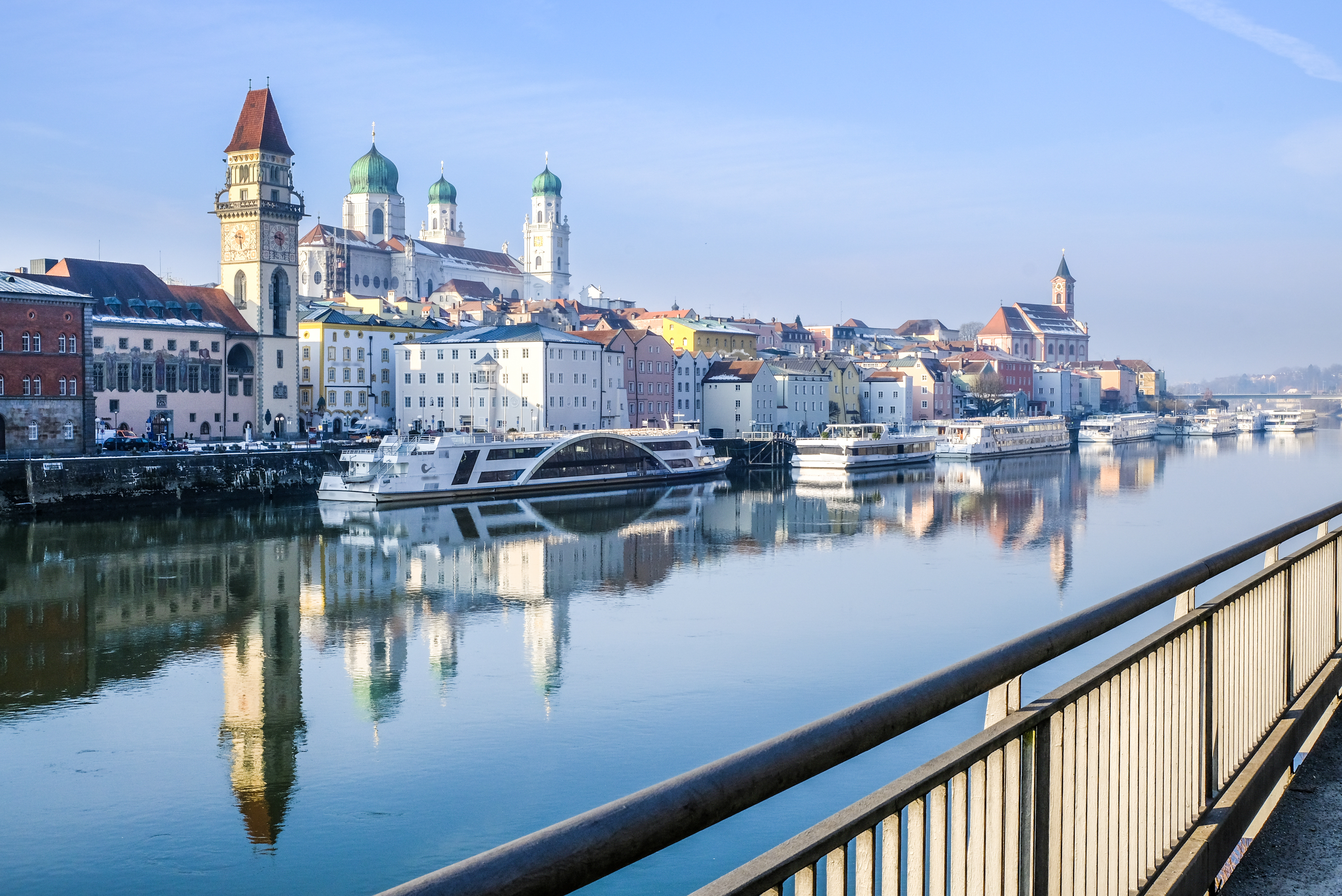 Tysk by Passau med flodcruise både og imponerende domkirke