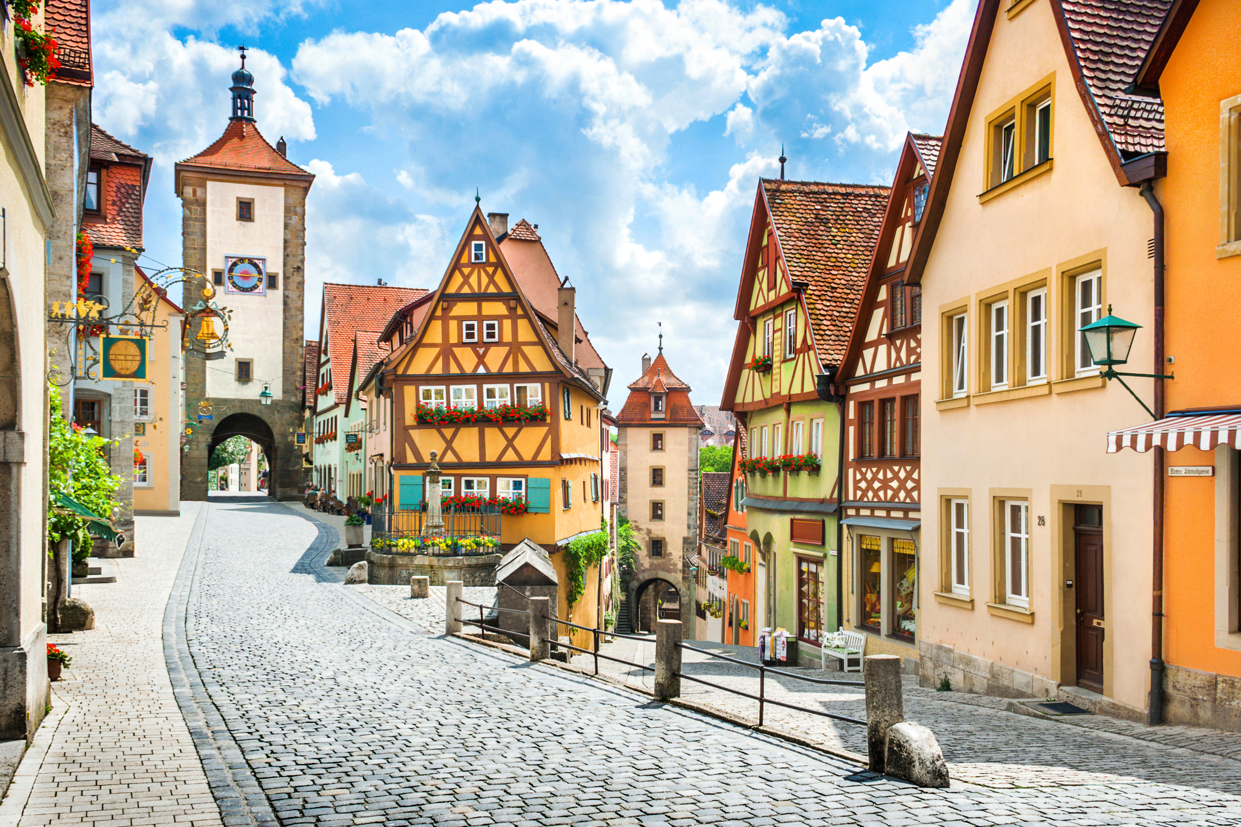 Farverige bindingsværkshuse langs brolagte gader i den berømte tyske turistby Rothenburg ob der Tauber