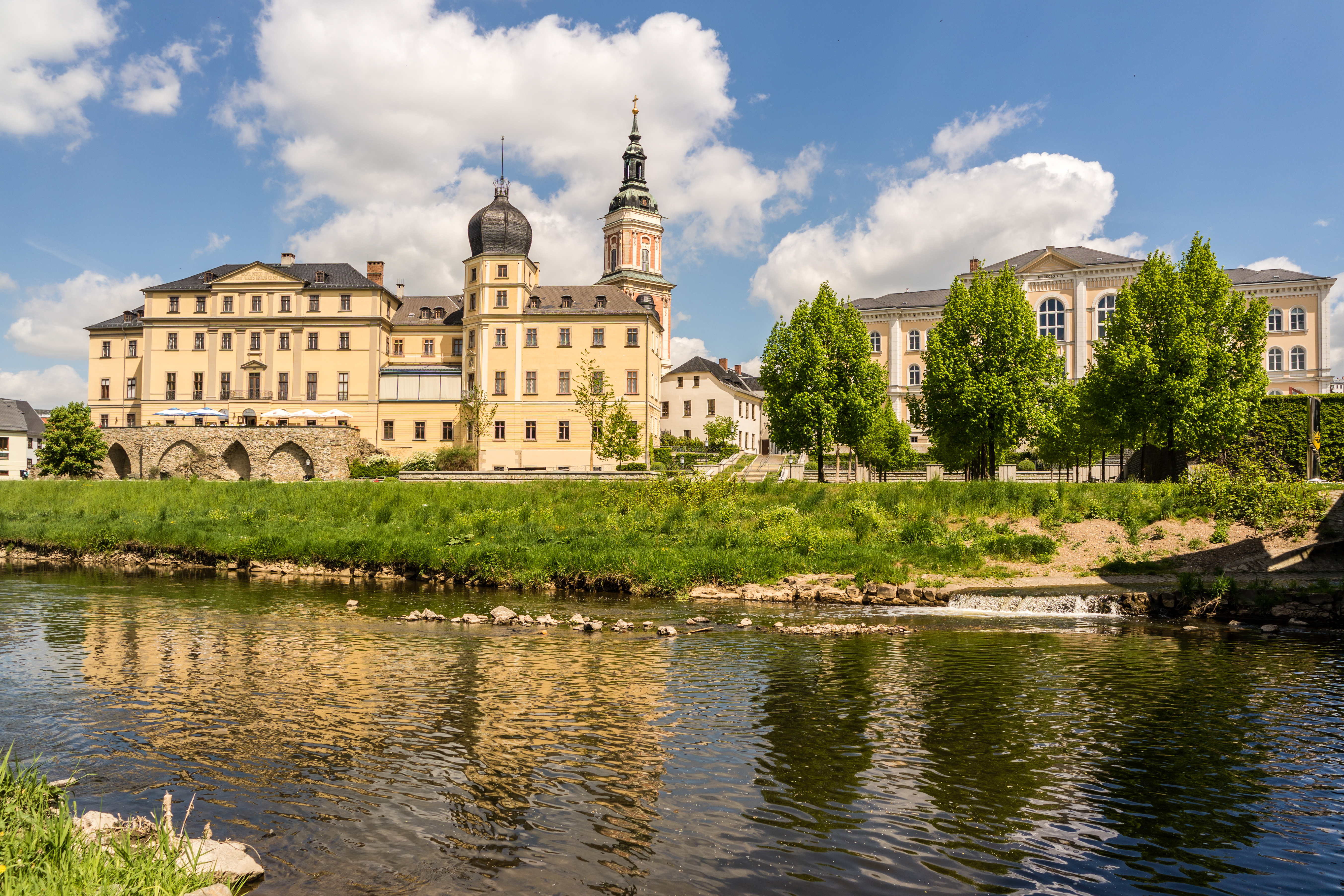 Tysk renæssance slot i Greiz med smukke reflektioner i floden om sommeren