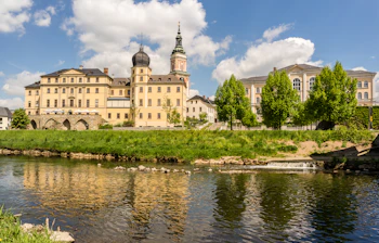 Tysk renæssance slot i Greiz med smukke reflektioner i floden om sommeren