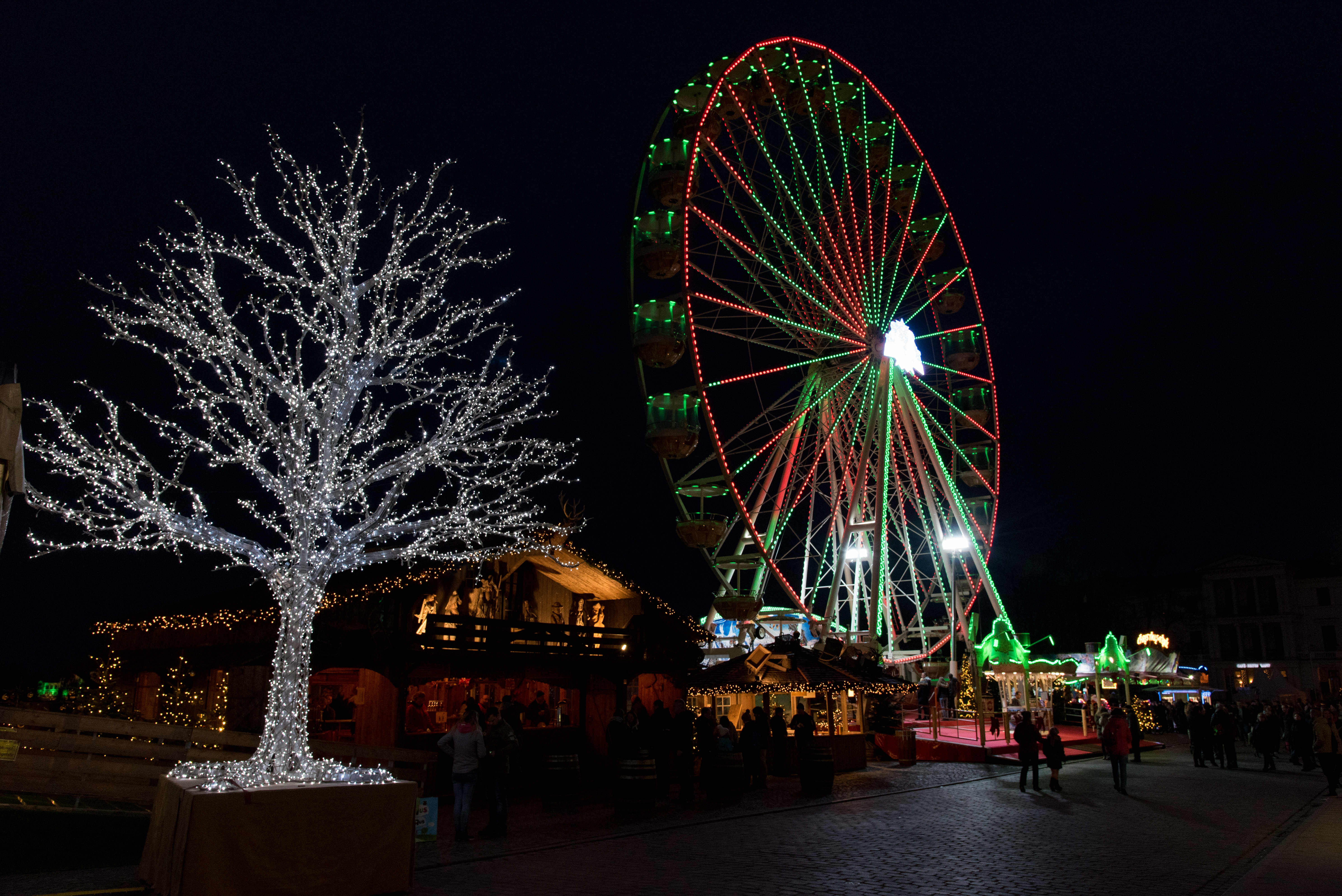 Tysk vinterjulemarked med farverigt pariserhjul og festbelysning