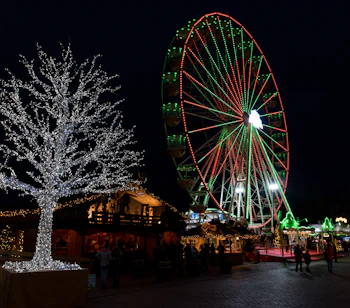 Tysk vinterjulemarked med farverigt pariserhjul og festbelysning