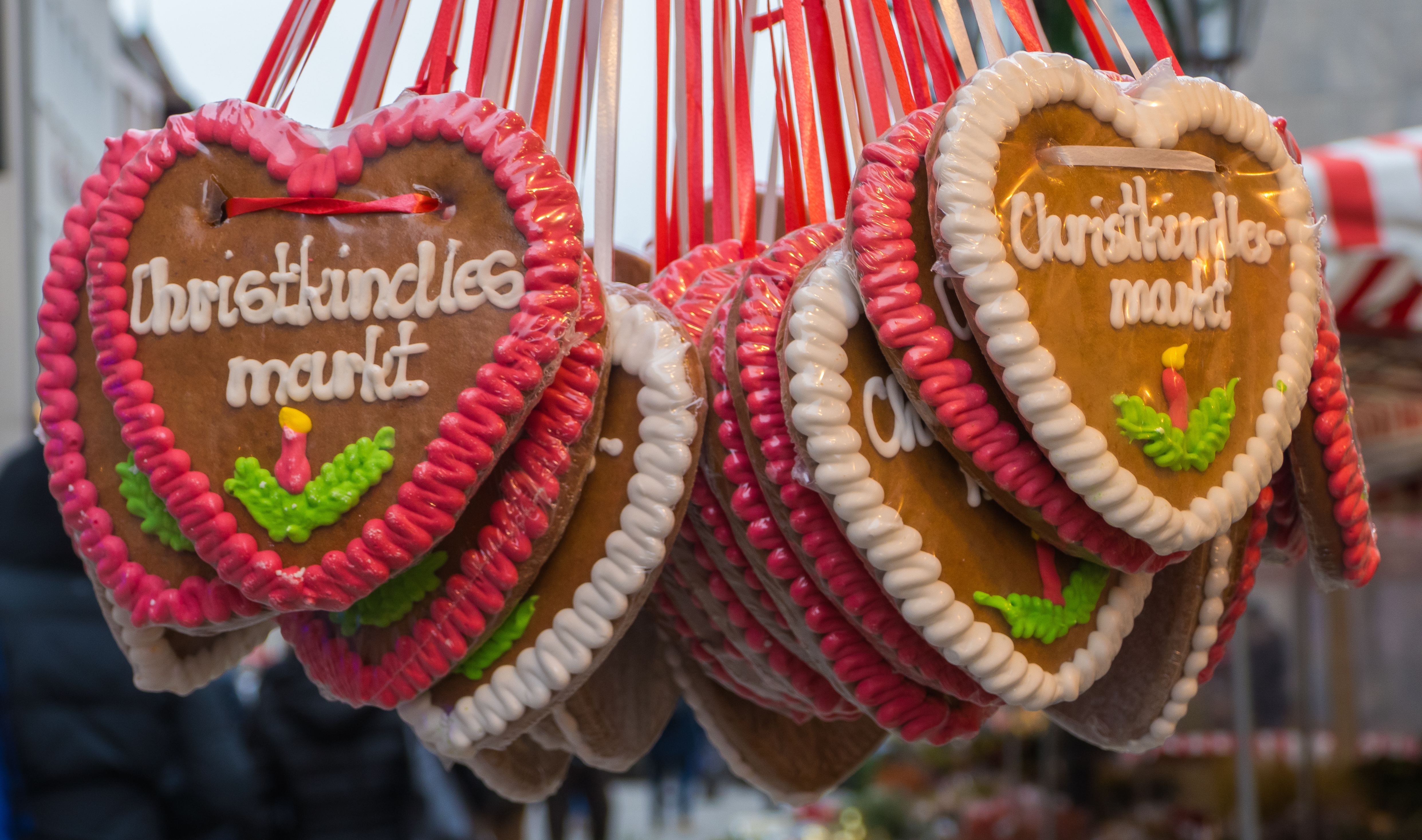 Smukke peberkagerhjerter med pink og hvid glasur på Christkindlesmarkt i Nürnberg – et must-see på julemarkedsrejse til Bayern