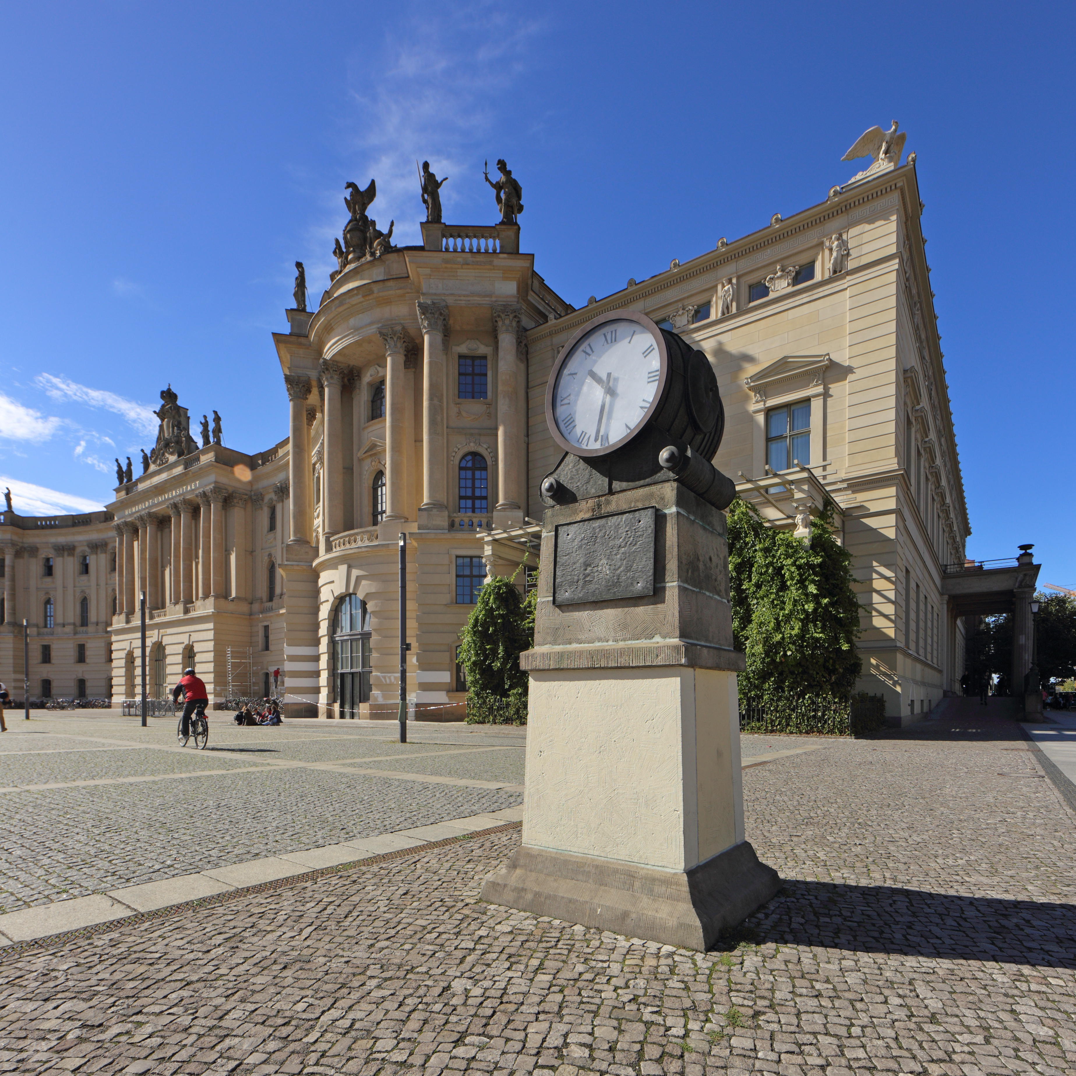 Bebelplatz med historisk ur og neoklassisk arkitektur i Berlin, Tyskland