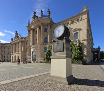 Bebelplatz med historisk ur og neoklassisk arkitektur i Berlin, Tyskland