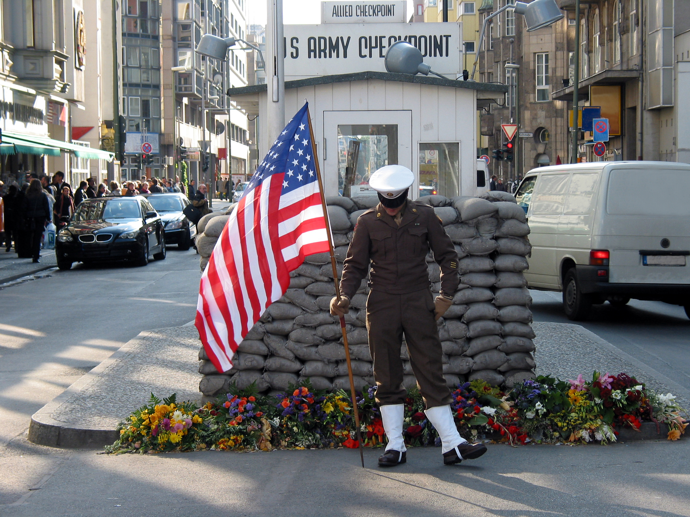 Berømt Checkpoint Charlie grænseovergang i Berlin, Tyskland med amerikansk soldat