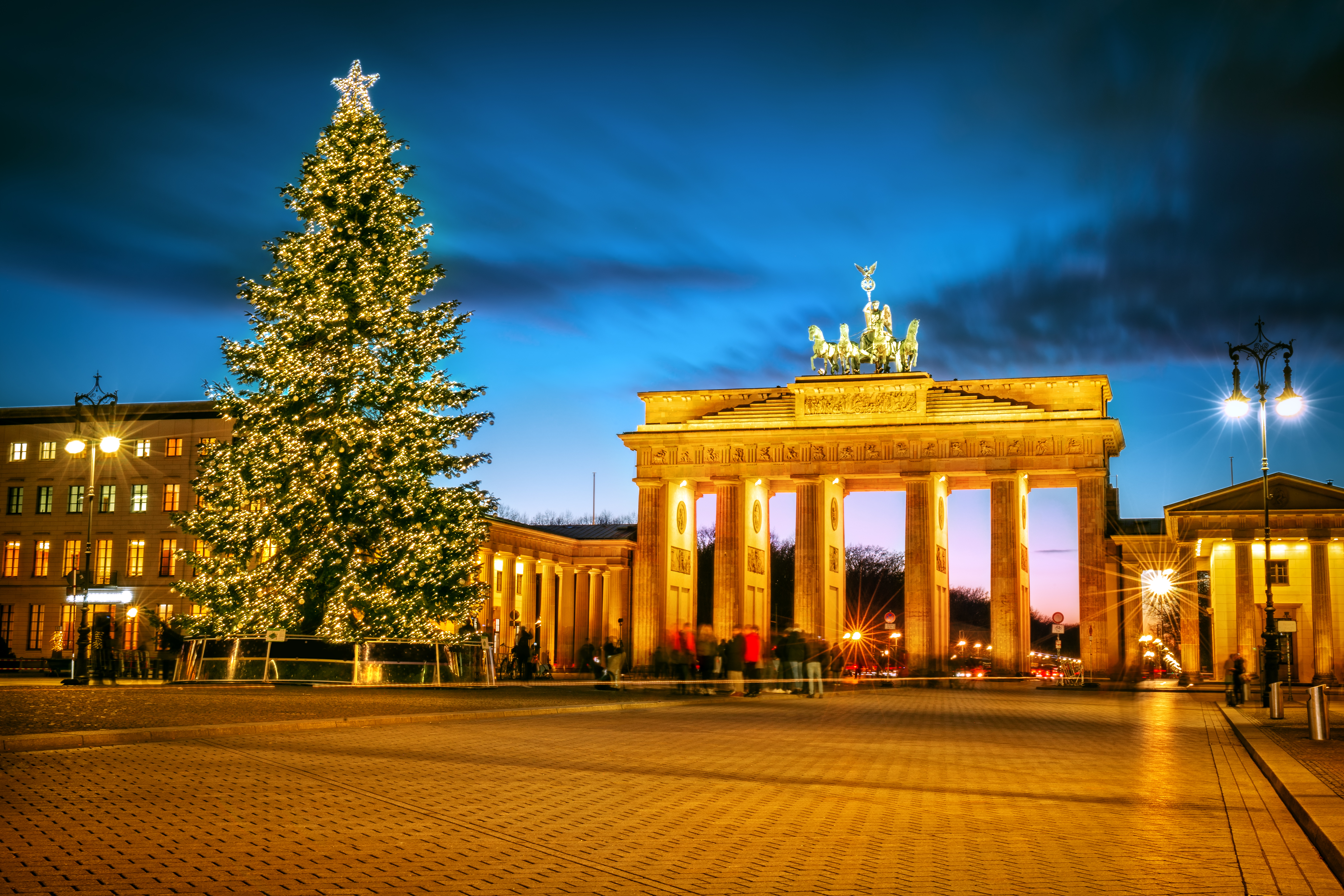 Julestemning ved Brandenburger Tor i Berlin med oplyst juletræ