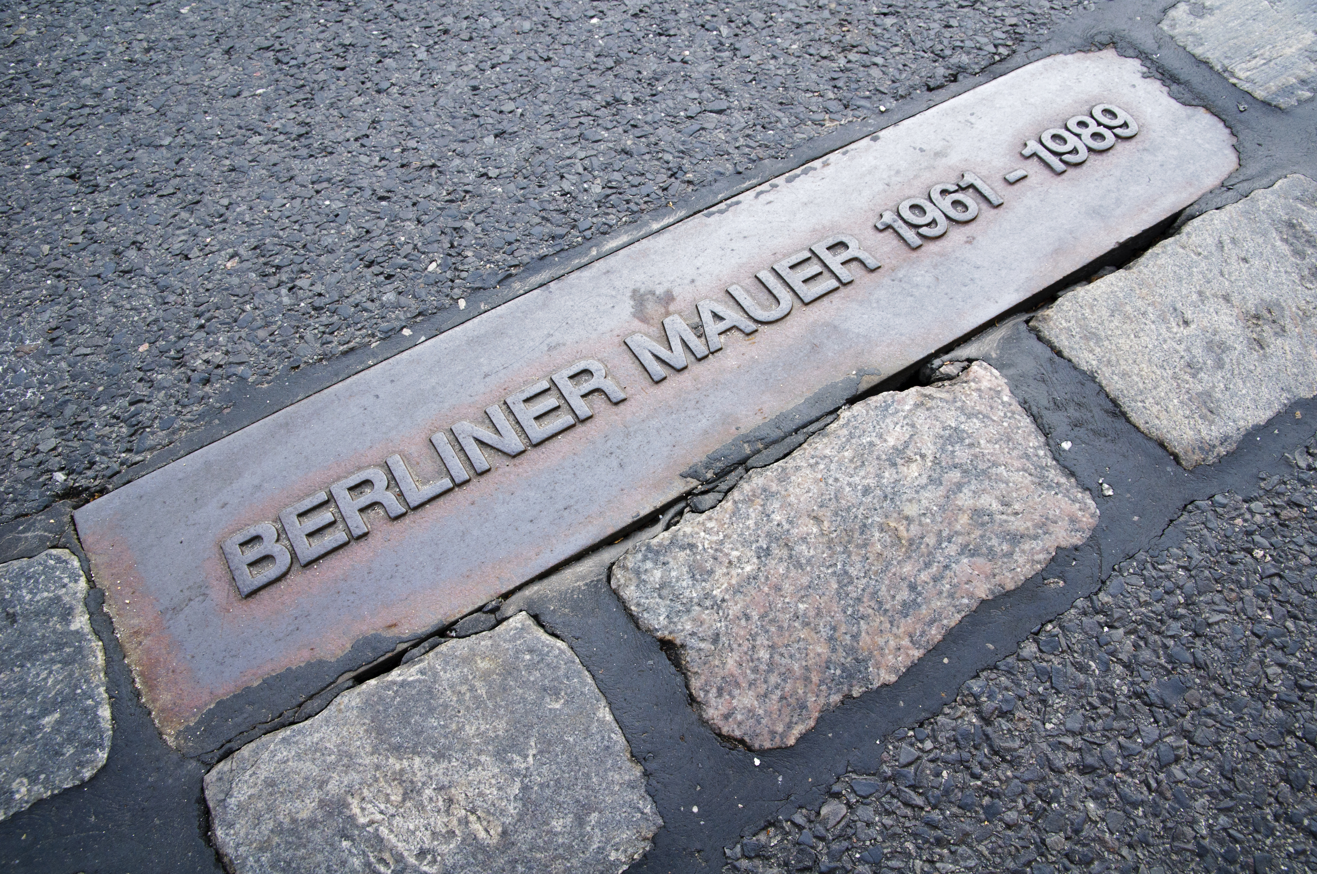 Berliner Mur memorial sten i brosten markerer historiske år 1961-1989