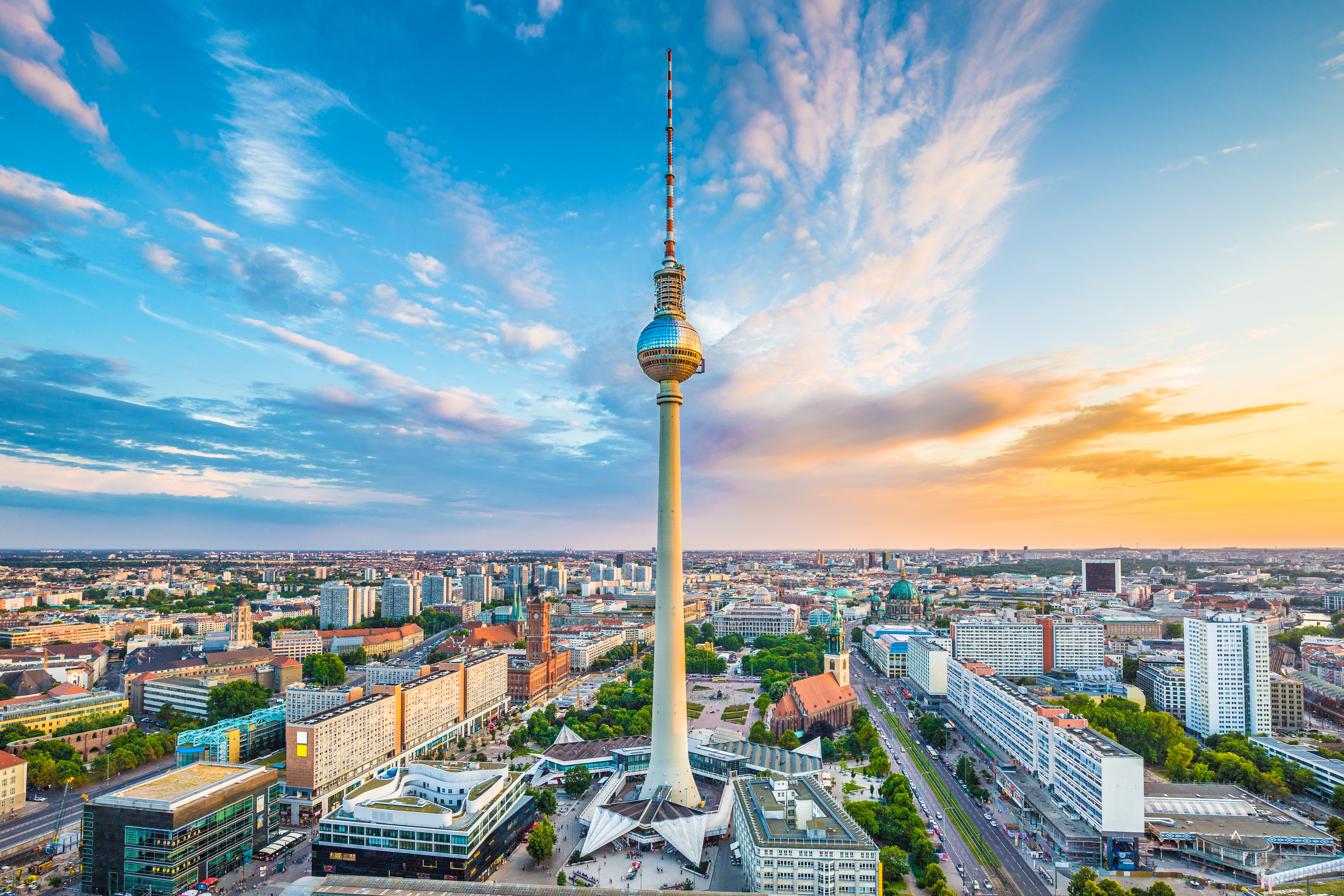 Tysklands hovedstad Berlin med TV-tårnet og byens skyline ved solnedgang