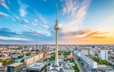Tysklands hovedstad Berlin med TV-tårnet og byens skyline ved solnedgang