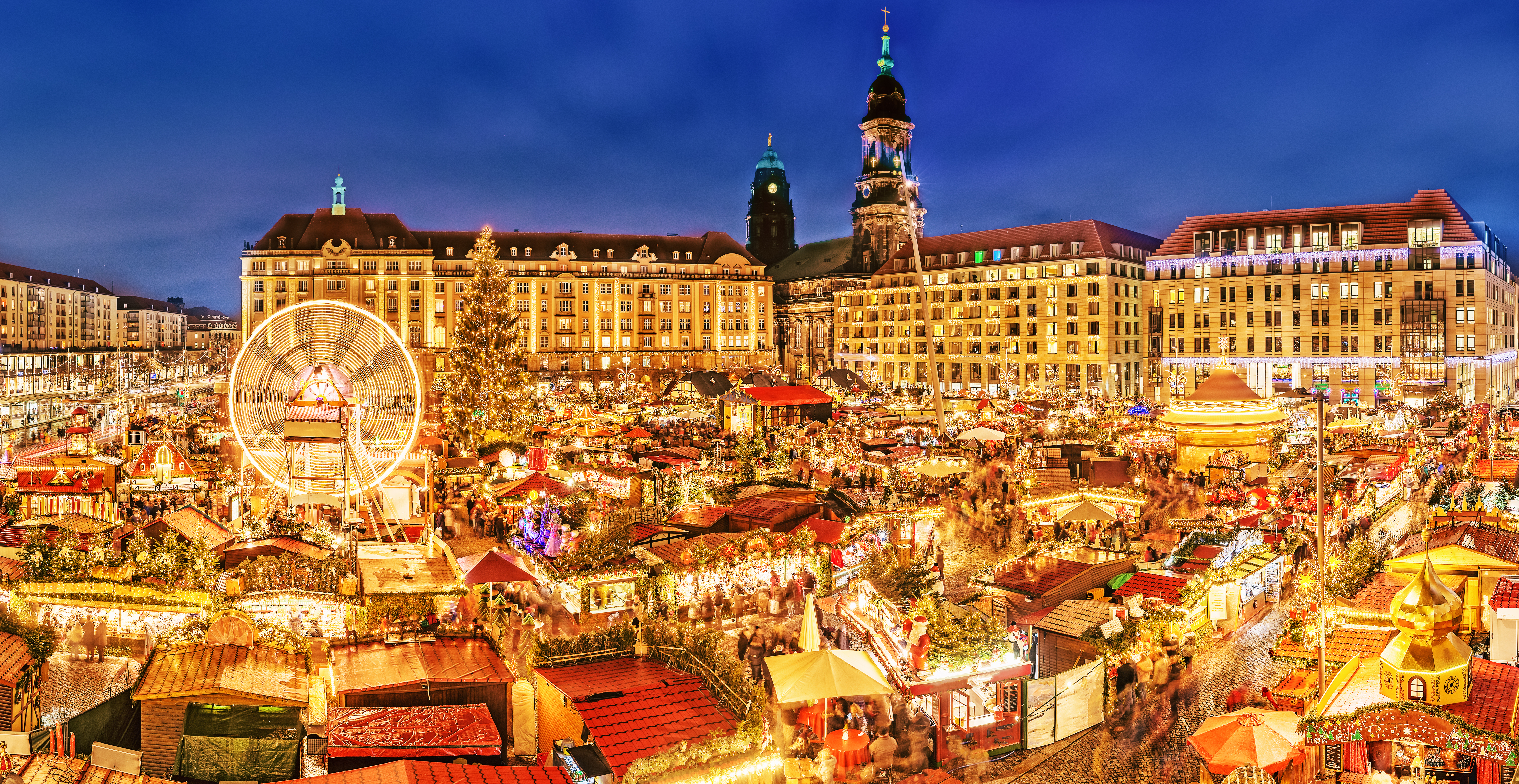 Tyskland Dresden julemarked med historiske bygninger og traditionelle juleboder